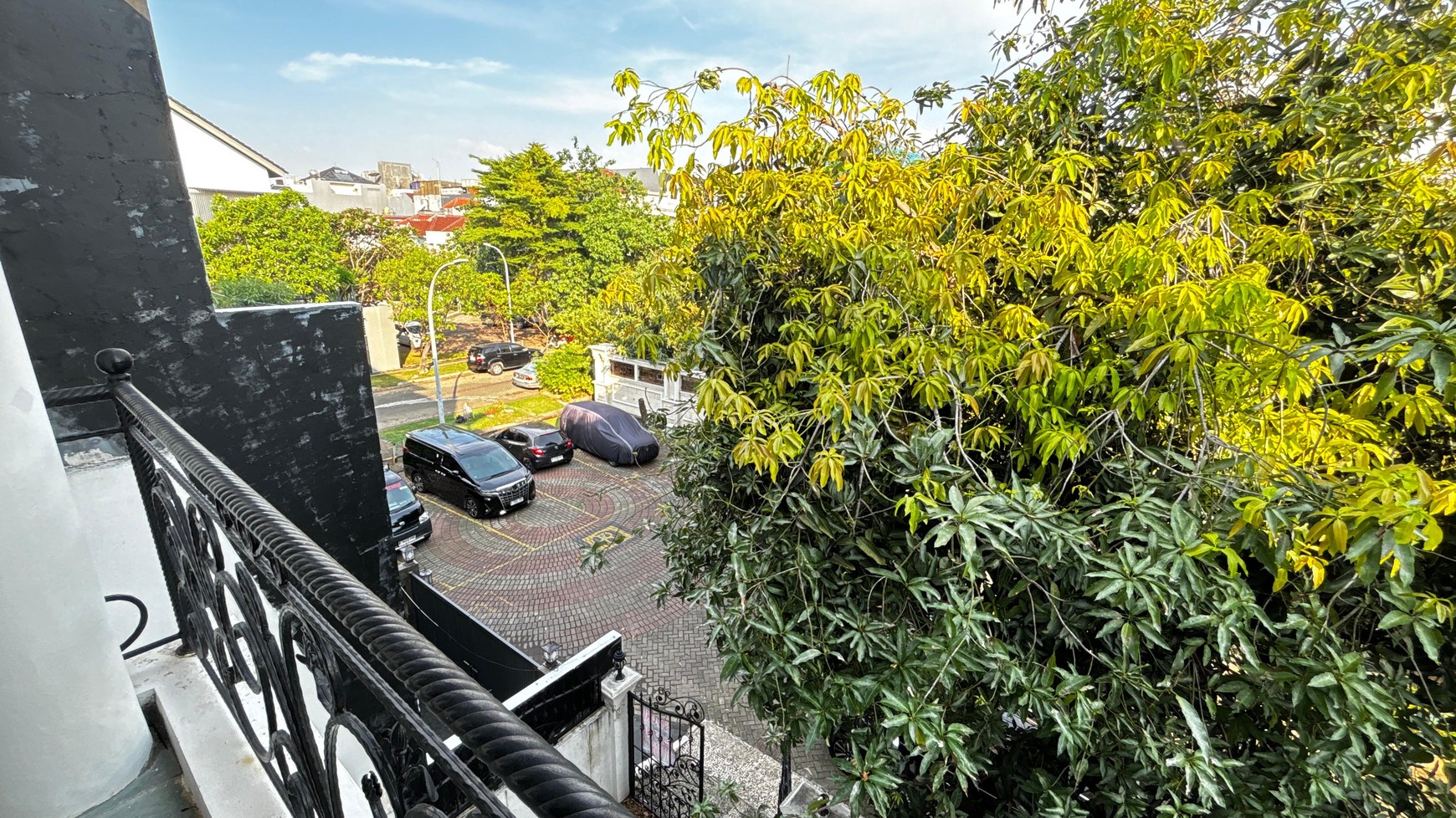 Rumah Putih di Cluster PIK Kapuk Muara, dekat Singapore School