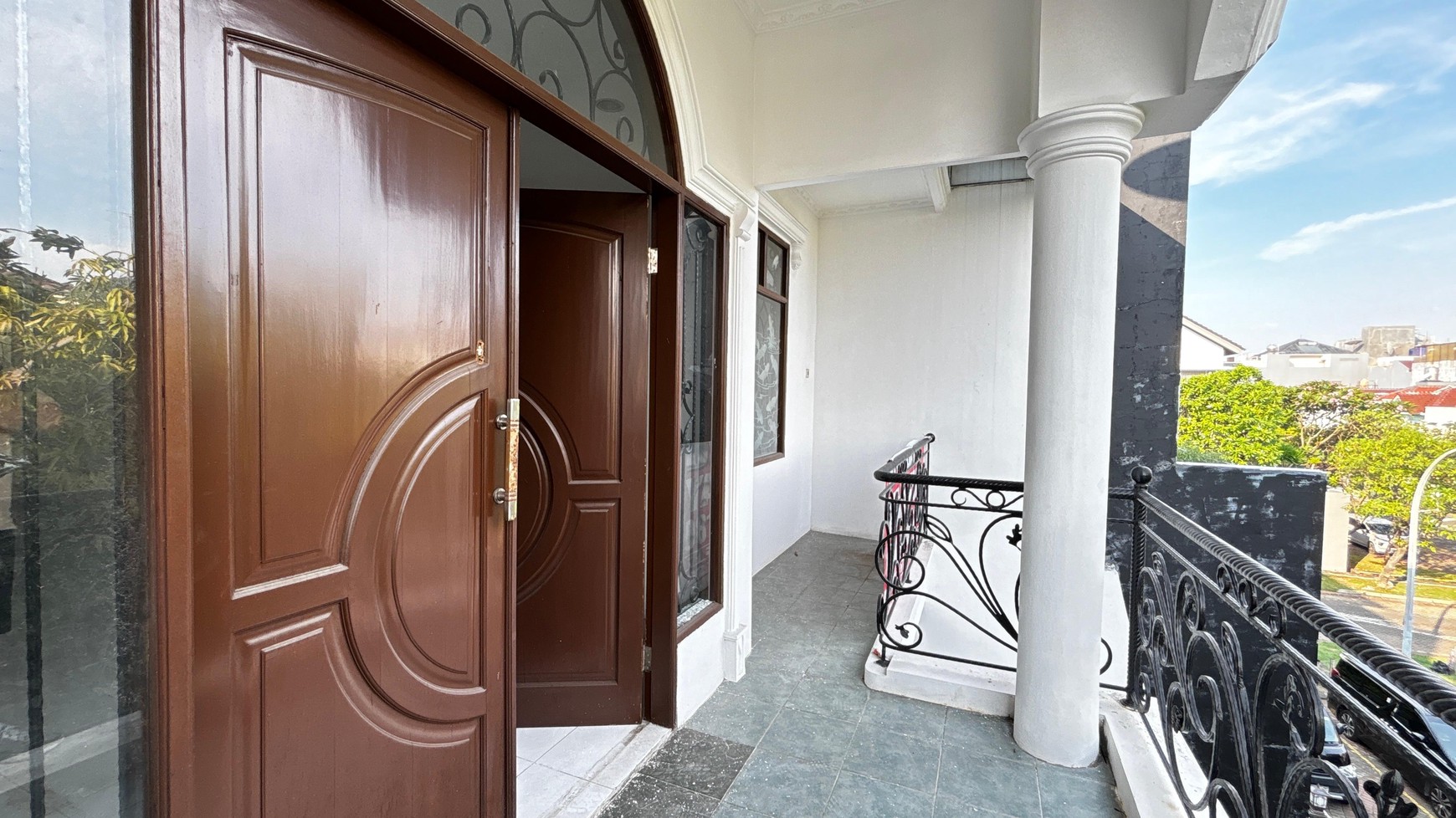 Rumah Putih di Cluster PIK Kapuk Muara, dekat Singapore School