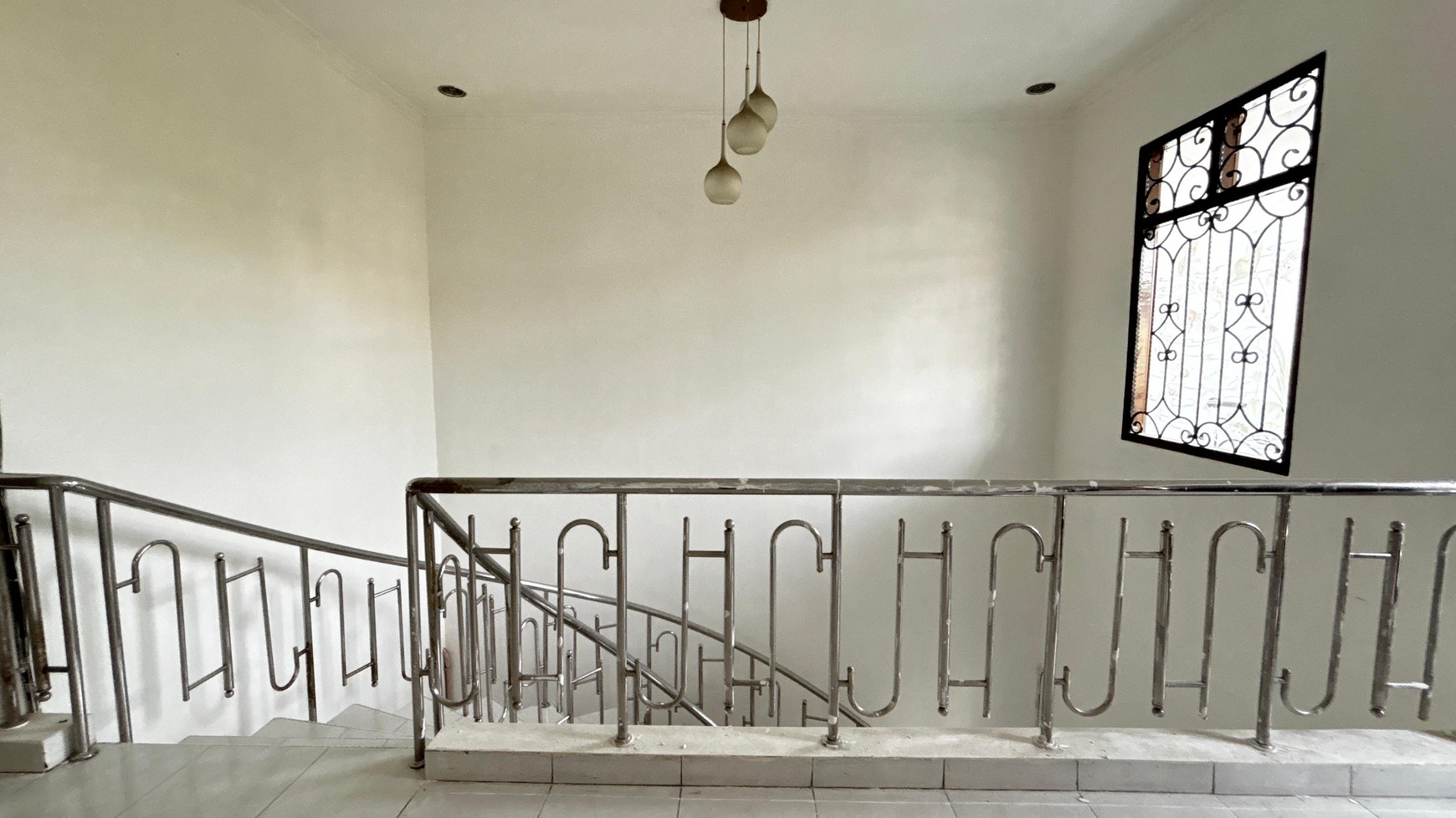 Rumah Putih di Cluster PIK Kapuk Muara, dekat Singapore School