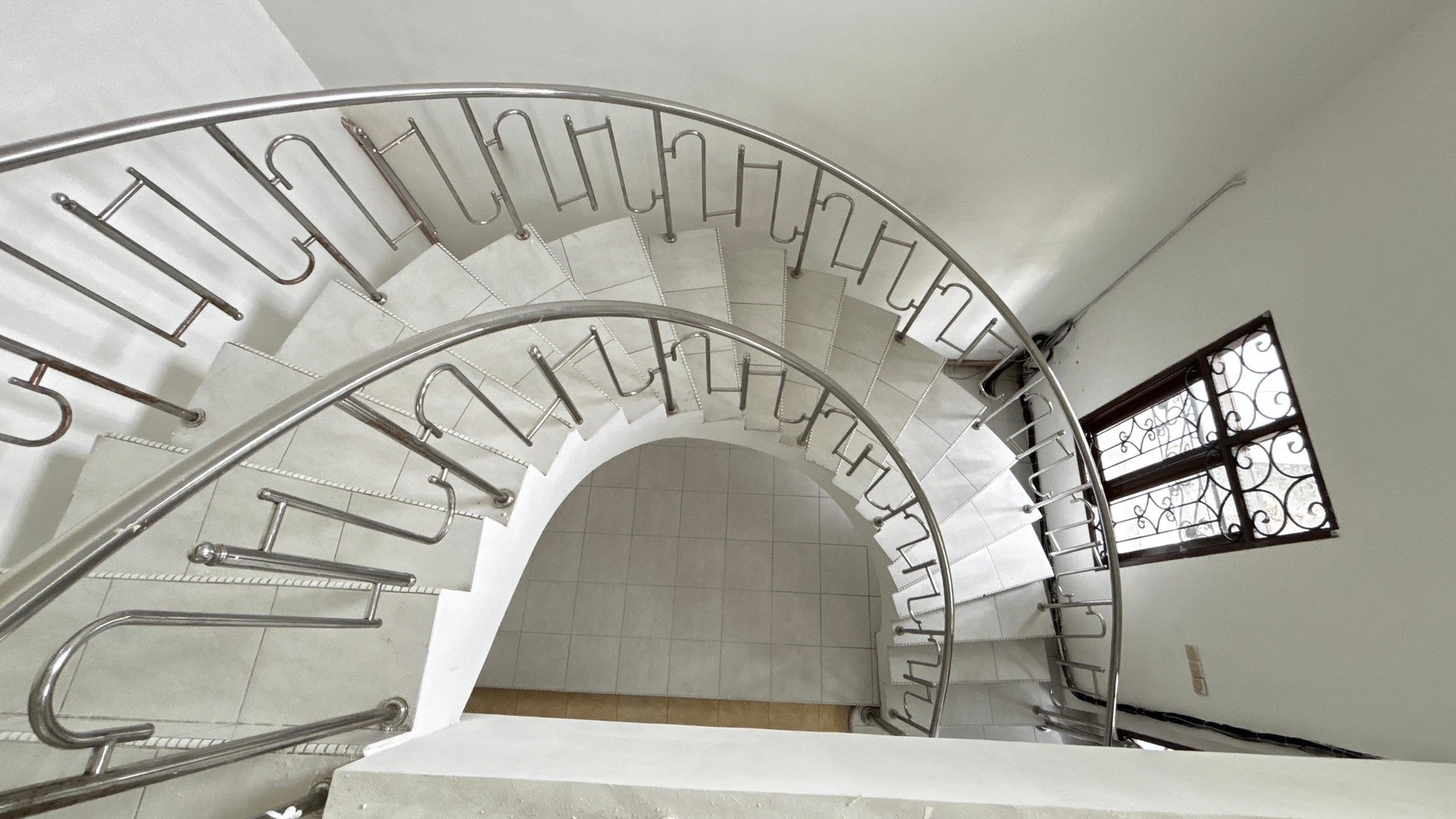 Rumah Putih di Cluster PIK Kapuk Muara, dekat Singapore School