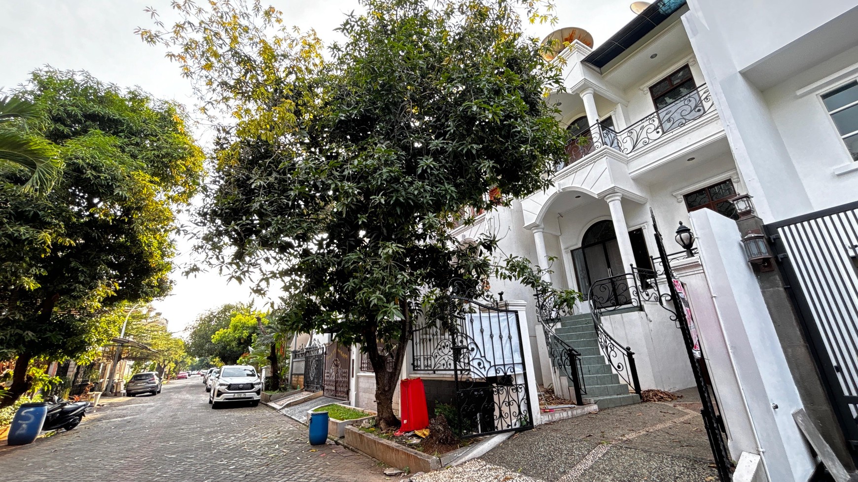 Rumah Putih di Cluster PIK Kapuk Muara, dekat Singapore School
