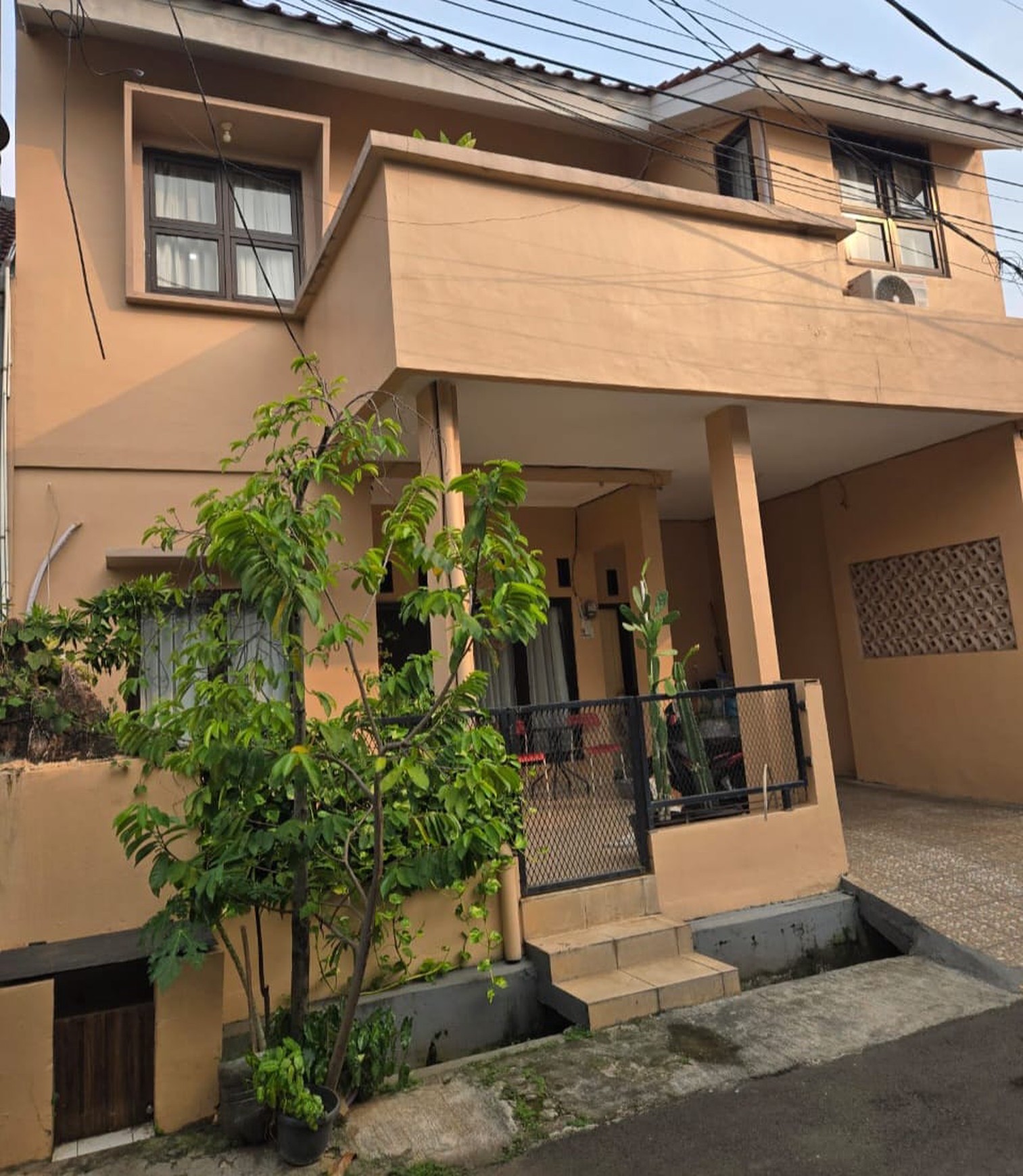 Rumah 2 lantai, bagus, bangunan kokoh di Bintaro.