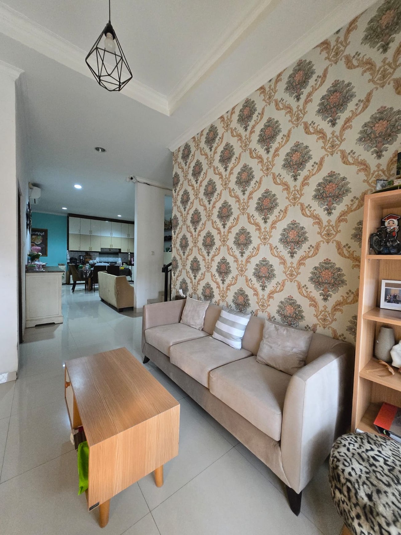 Rumah 2 lantai, bagus, bangunan kokoh di Bintaro.