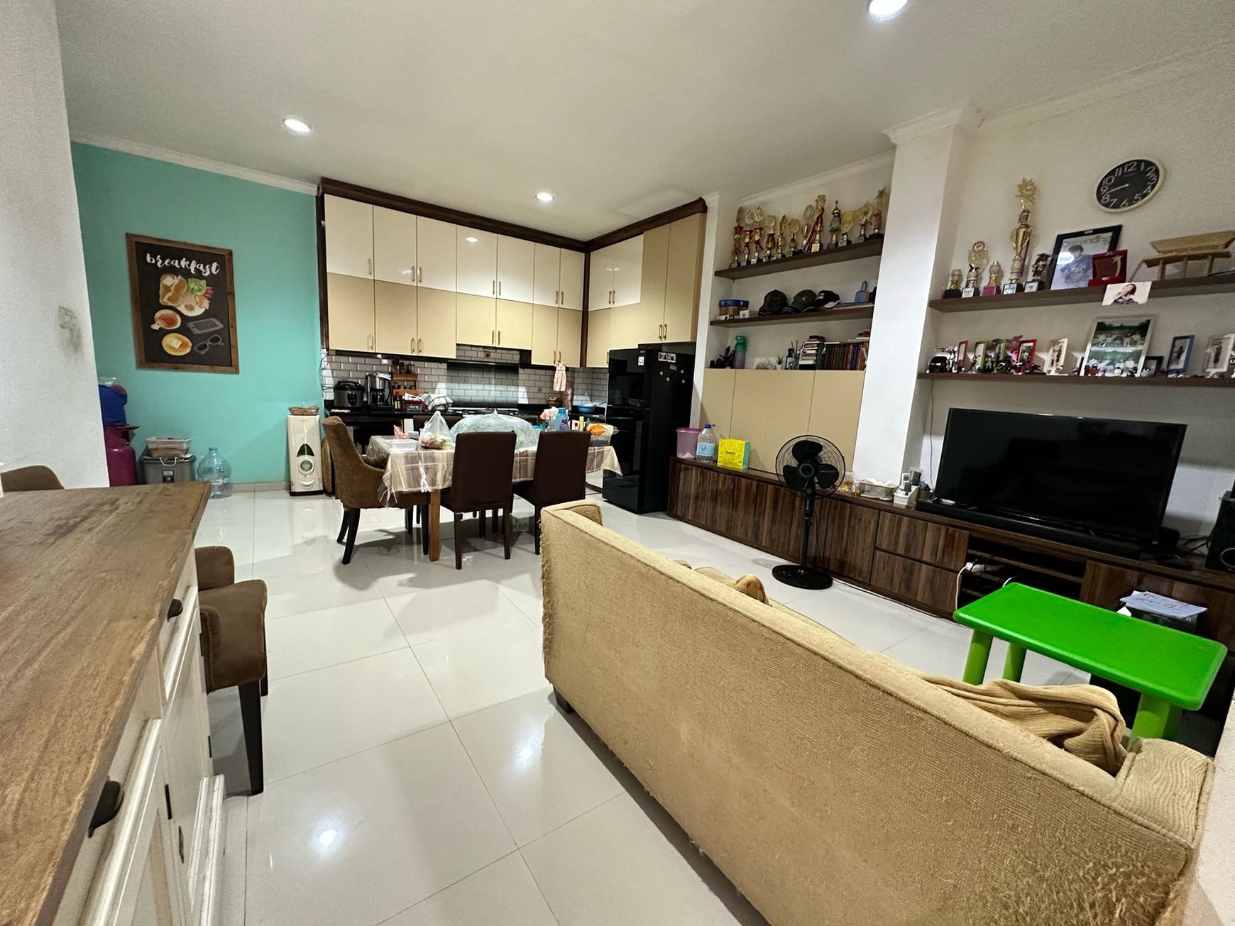 Rumah 2 lantai, bagus, bangunan kokoh di Bintaro.