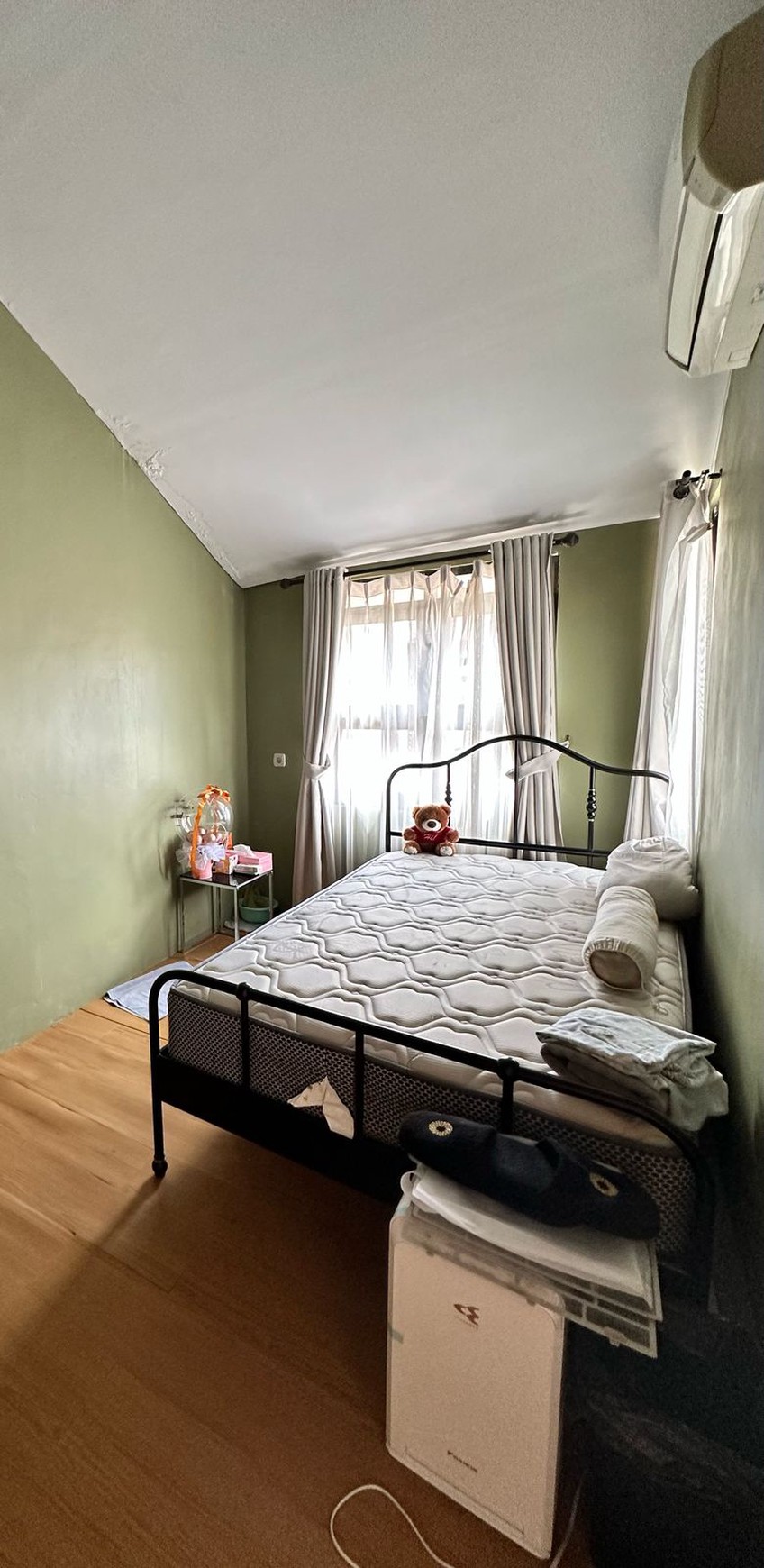 Rumah 2 lantai, bagus, bangunan kokoh di Bintaro.