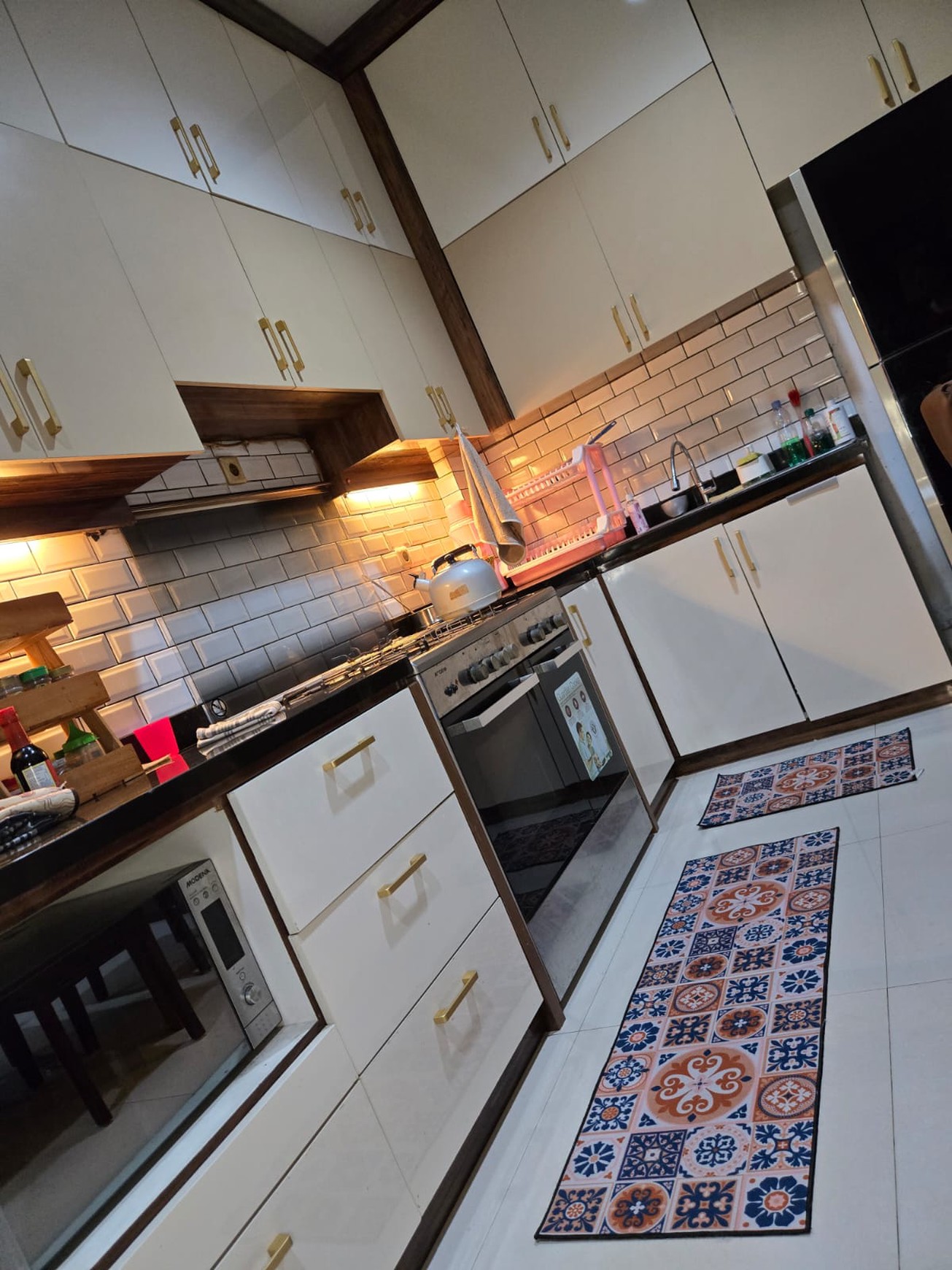 Rumah 2 lantai, bagus, bangunan kokoh di Bintaro.