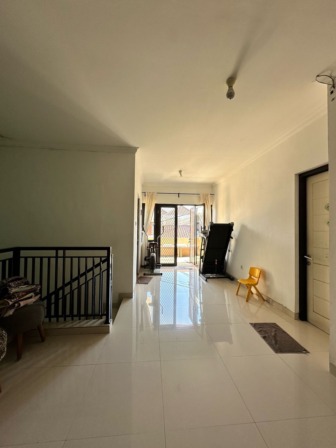 Rumah 2 lantai, bagus, bangunan kokoh di Bintaro.