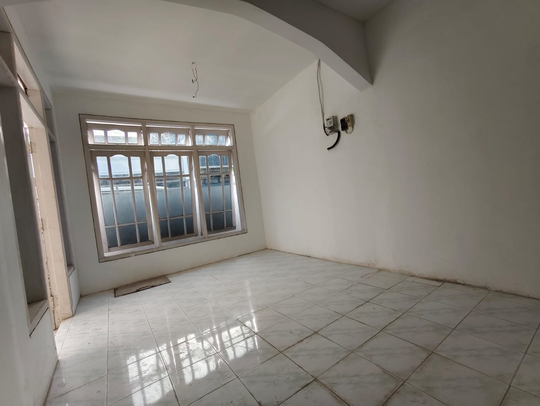 MURAH Rp.600 Juta-an  Dijual Rumah Darmo Indah Selatan - Darmo Permai - Tandes Area Surabaya Barat - Baru Renov Cantik 3 Kamar Tidur - SHM