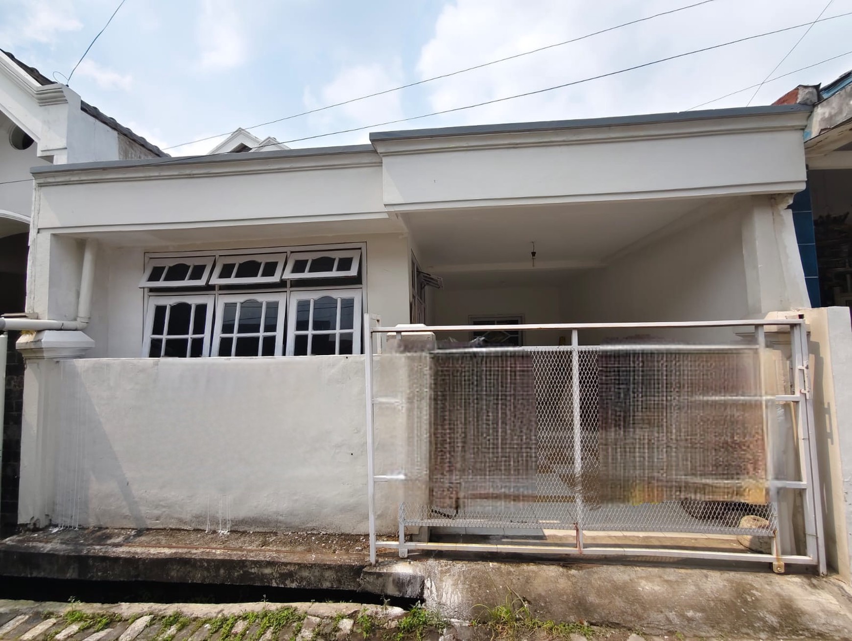 MURAH Rp.600 Juta-an  Dijual Rumah Darmo Indah Selatan - Darmo Permai - Tandes Area Surabaya Barat - Baru Renov Cantik 3 Kamar Tidur - SHM