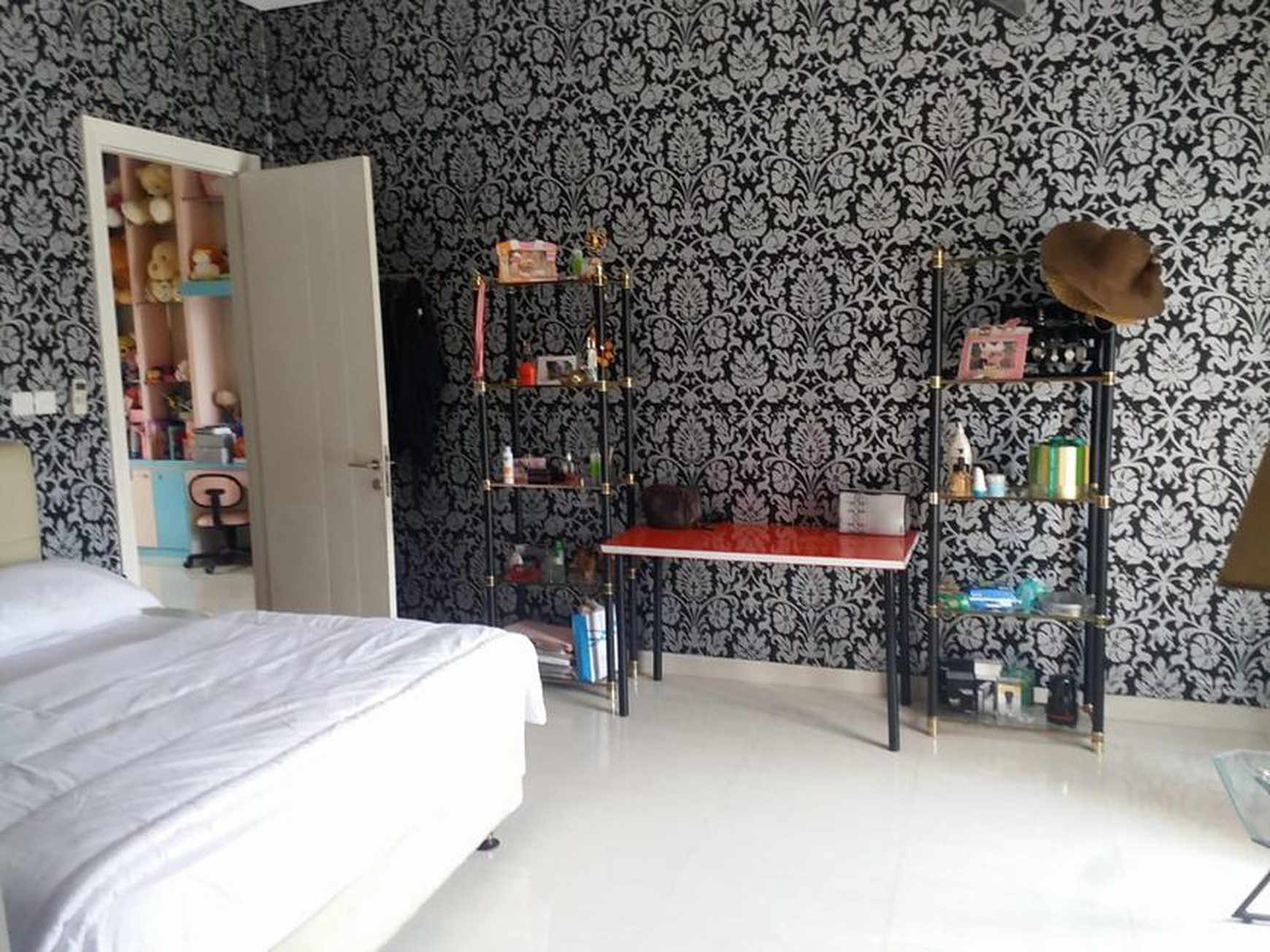 Dijual Rumah Bagus 2 Lantai, Villa Melati Mas, Sudah Renov, Bebas Banjir