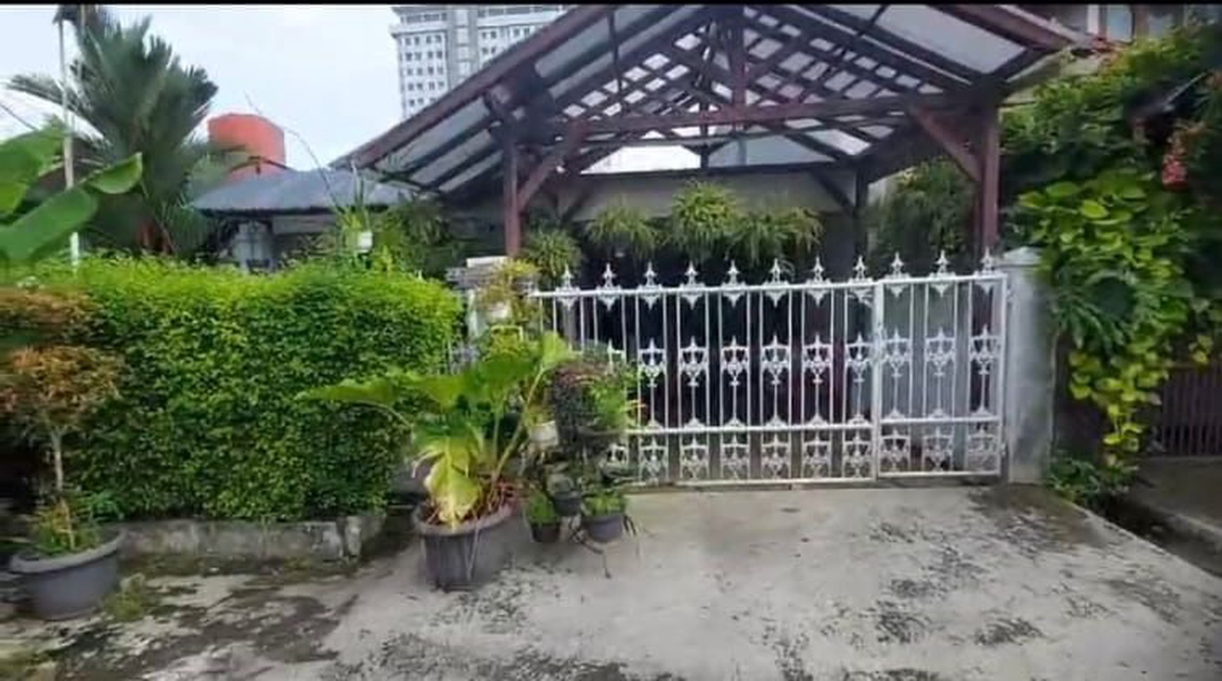 Dijual cepat rumah dekat stasiun MRT Lebak Bulus cocok untuk hunian atau kos-kosan