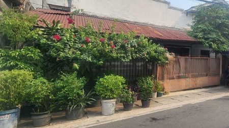 Dijual Rumah dengan usaha Kamar Kost posisi Hook di Kebon Sirih, Menteng Jakarta Pusat
