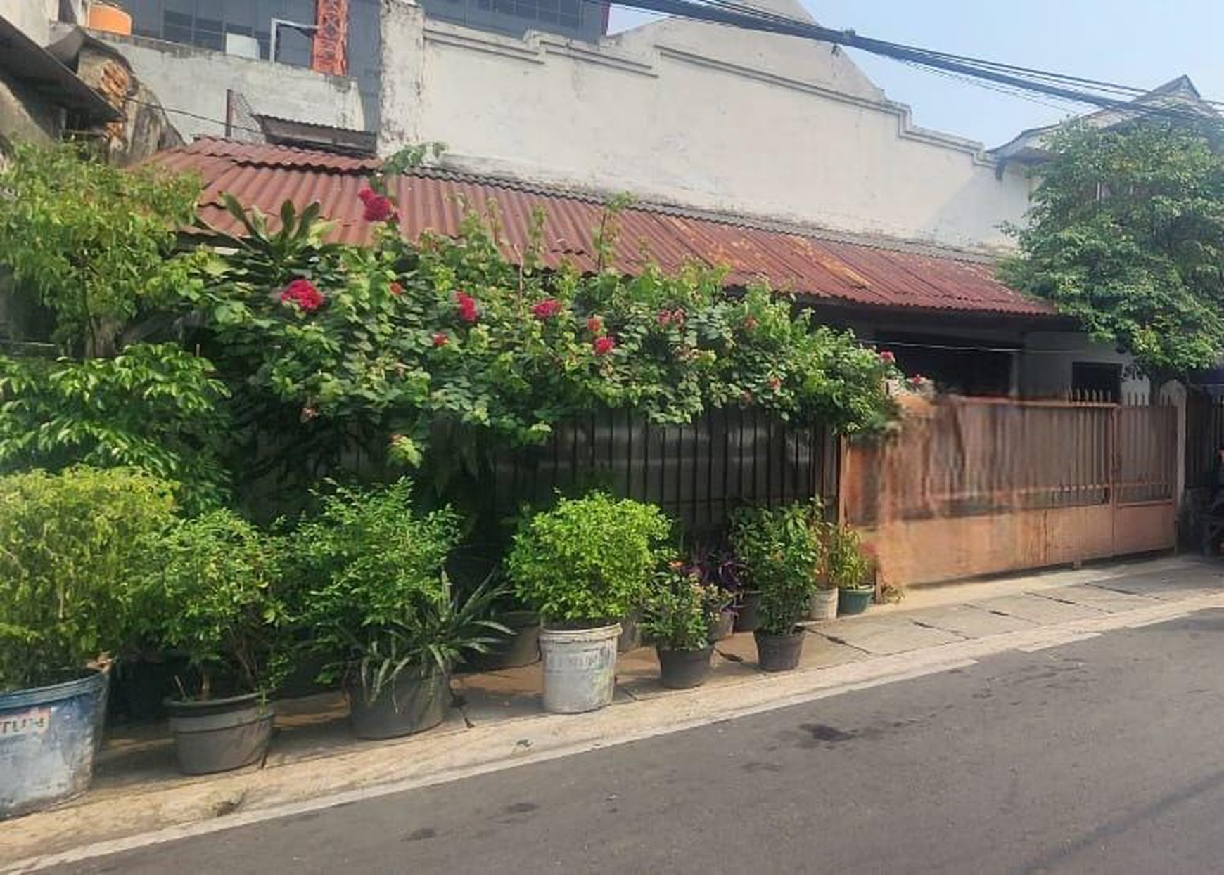 Dijual Rumah dengan usaha Kamar Kost posisi Hook di Kebon Sirih, Menteng Jakarta Pusat