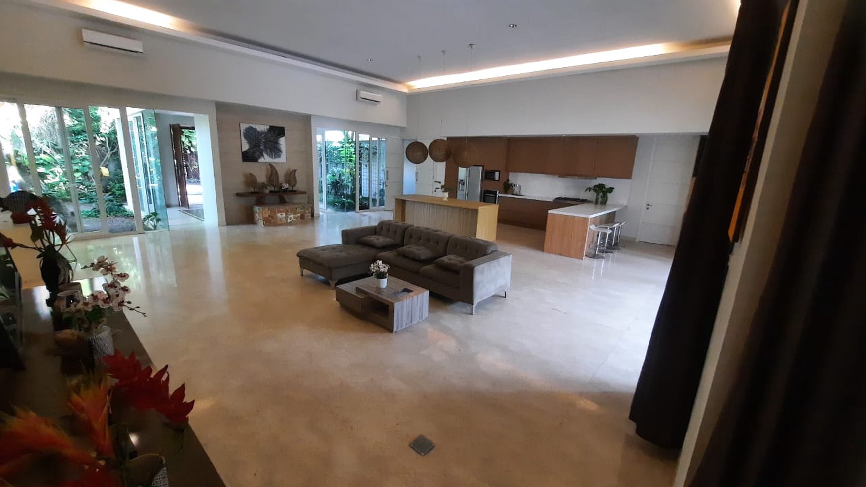 DIJUAL RUMAH DENGAN INTERIOR MEWAH DI JAGAKARSA
