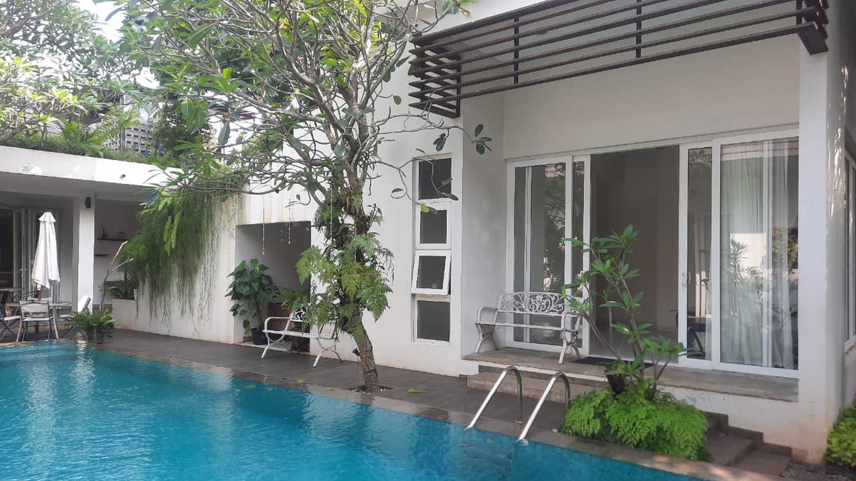 DIJUAL RUMAH DENGAN INTERIOR MEWAH DI JAGAKARSA