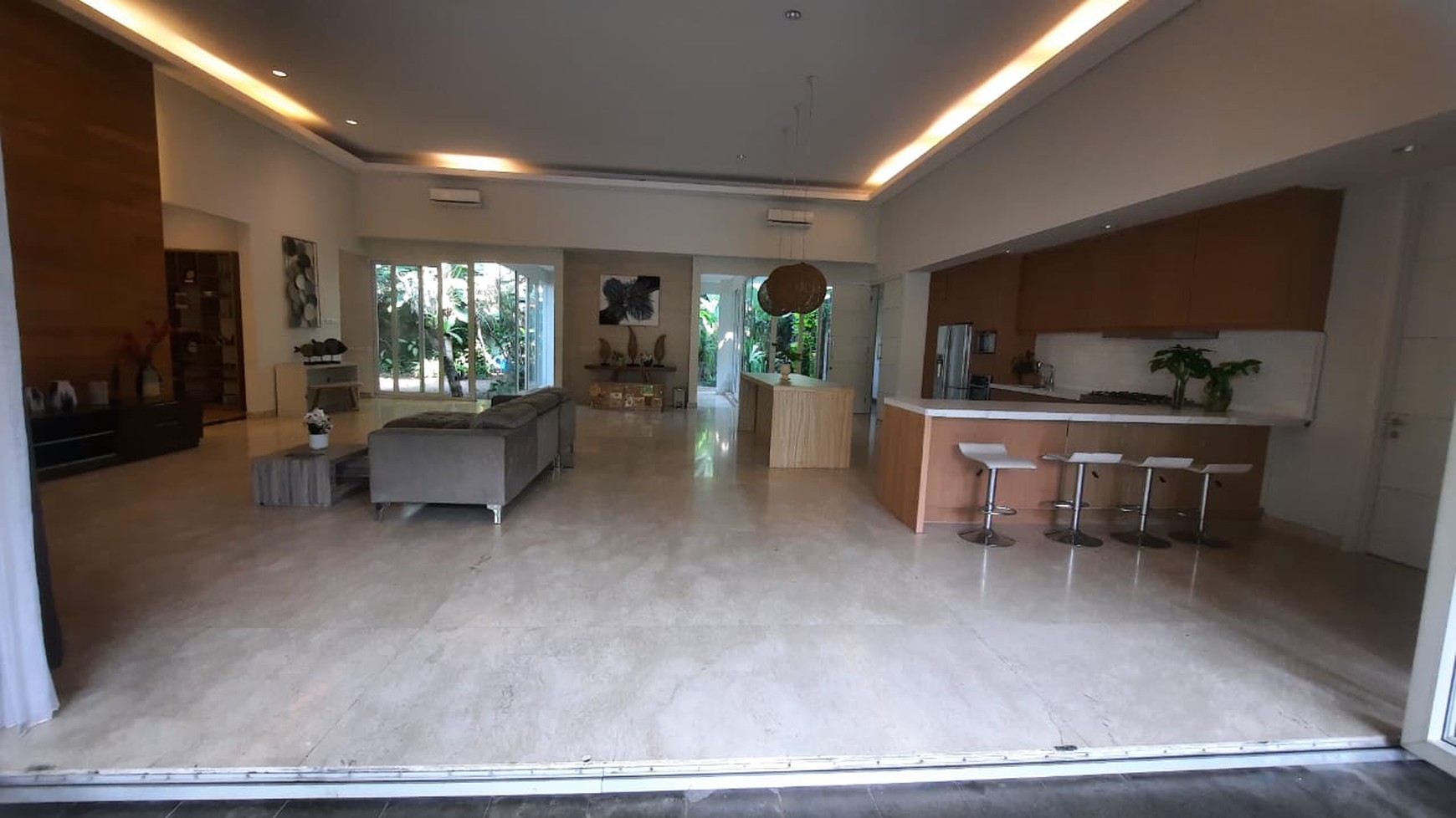 DIJUAL RUMAH DENGAN INTERIOR MEWAH DI JAGAKARSA