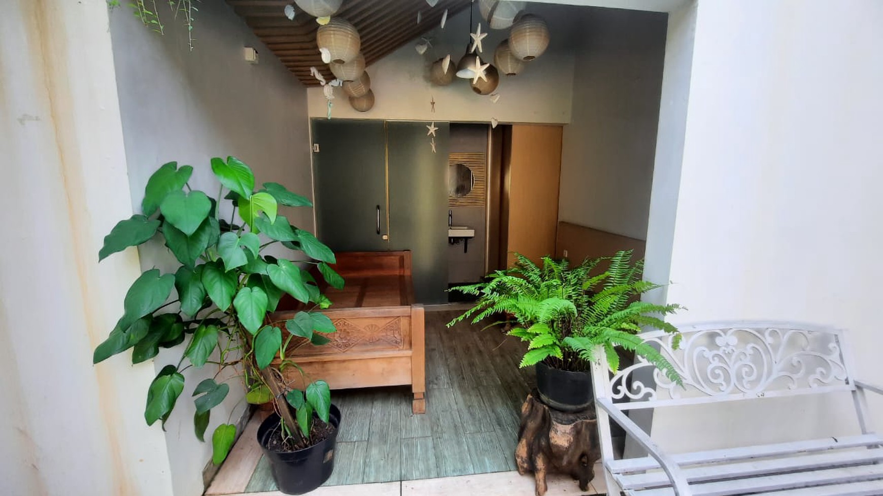 DIJUAL RUMAH DENGAN INTERIOR MEWAH DI JAGAKARSA