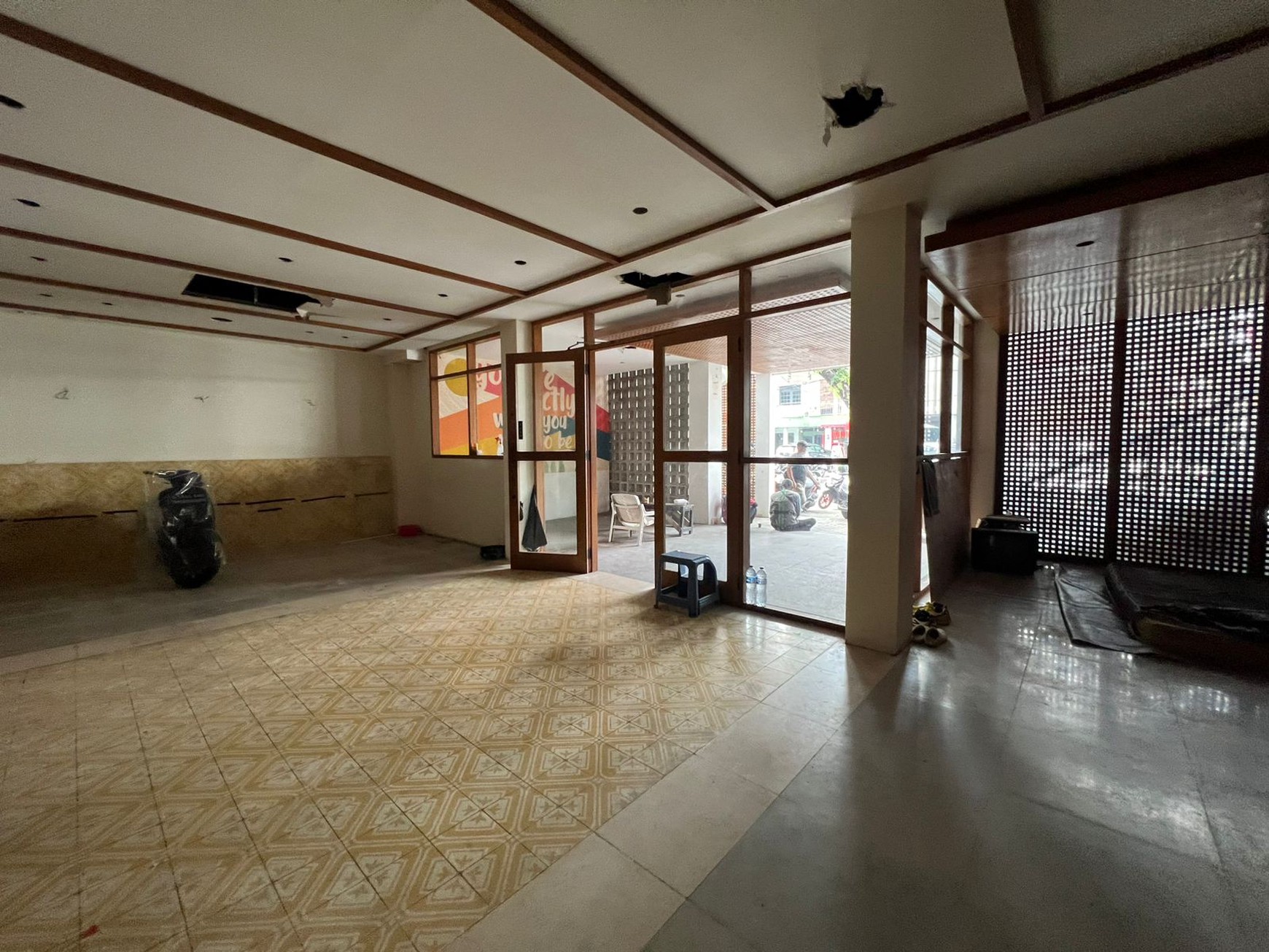 Dijual Ruang Usaha Cocok Untuk Jadi Usaha Resto dan Jadi Kantor di Cikajang