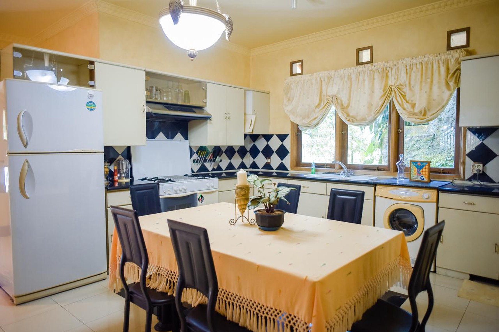 Villa di Puncak luas 1338 m2 ada s.pool, taman luas, gazebo. Sukamahi mega mendung. bogor