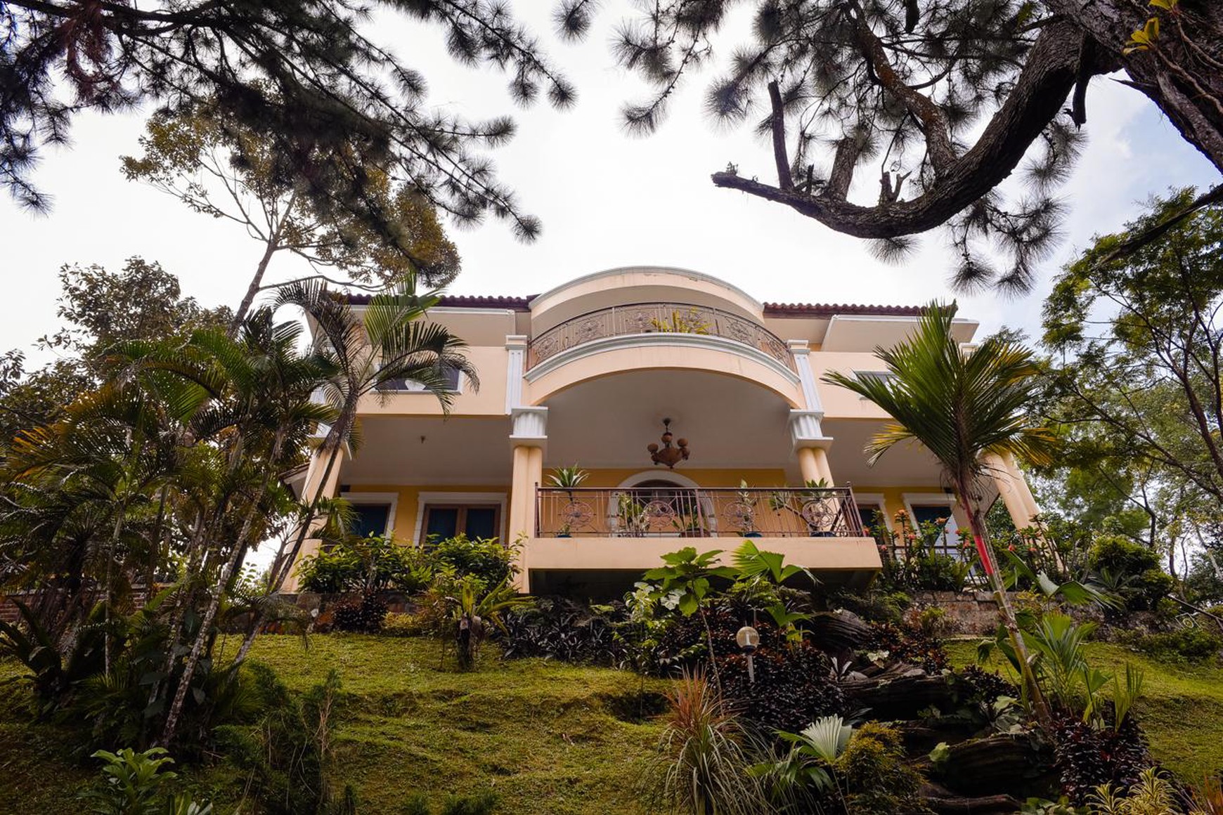 Villa di Puncak luas 1338 m2 ada s.pool, taman luas, gazebo. Sukamahi mega mendung. bogor