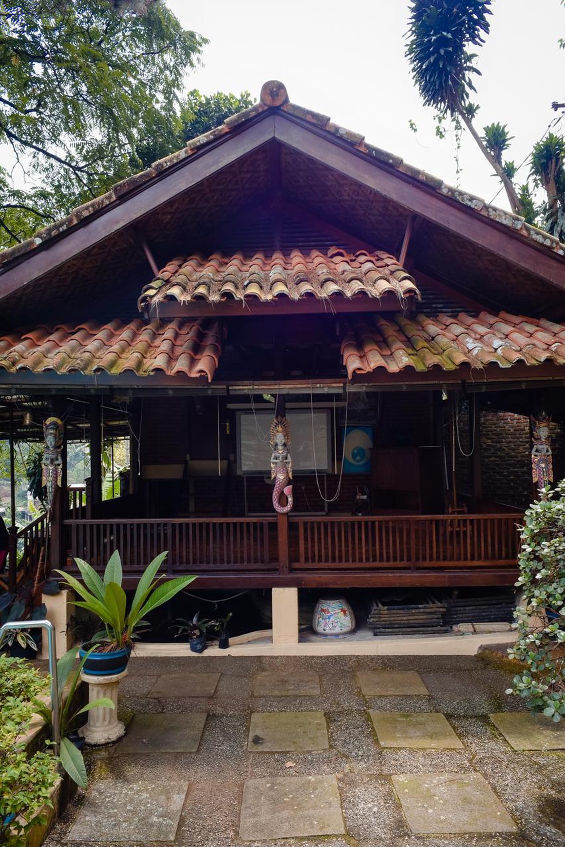 Villa di Puncak luas 1338 m2 ada s.pool, taman luas, gazebo. Sukamahi mega mendung. bogor