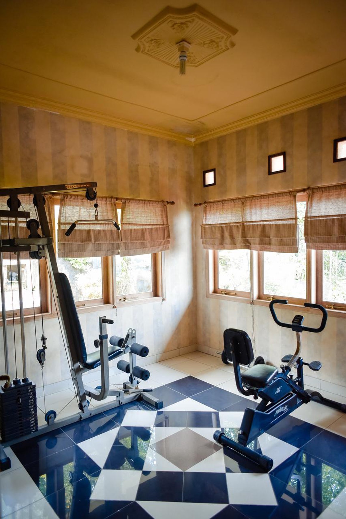 Villa di Puncak luas 1338 m2 ada s.pool, taman luas, gazebo. Sukamahi mega mendung. bogor