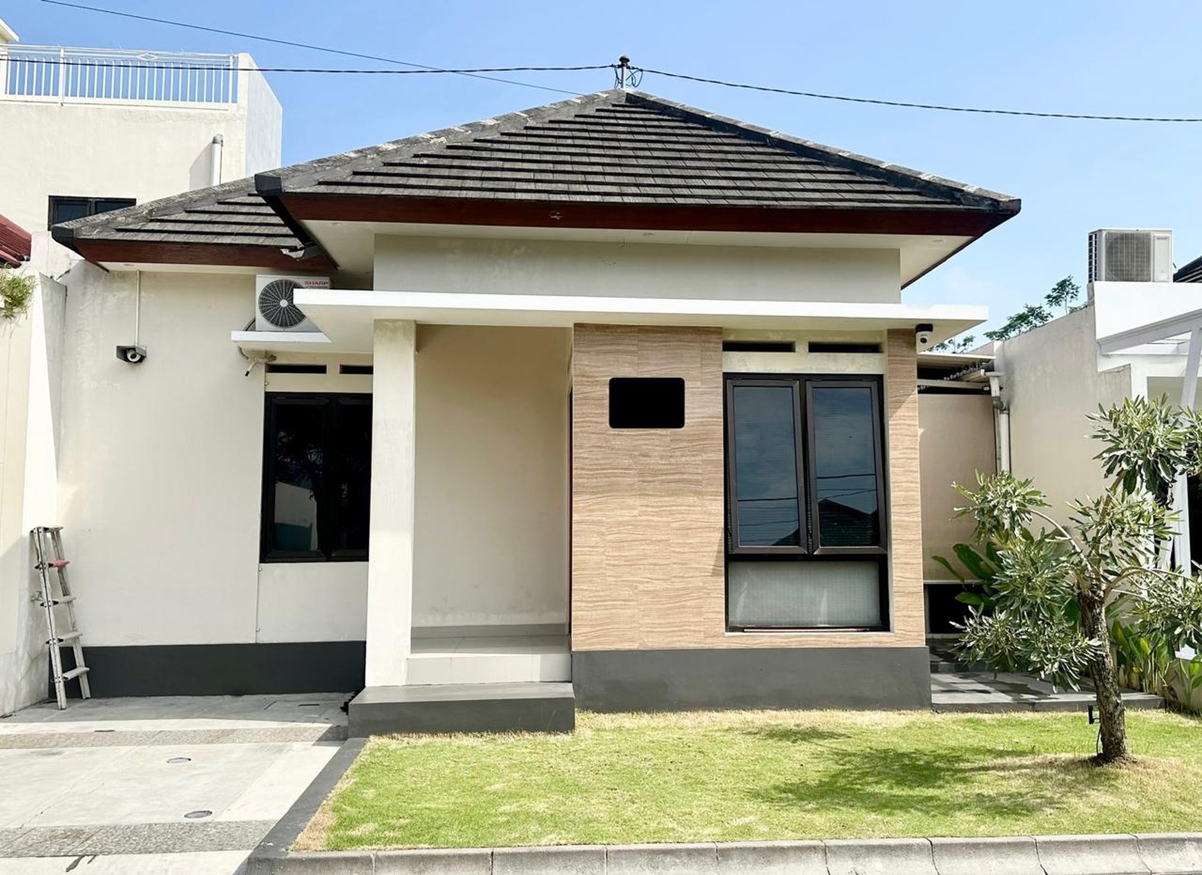 RUMAH CANTIK DENGAN DESAIN MINIMALIS, SIAP HUNI, DI PERUM ADARA CITRA, KALASAN, SLEMAN