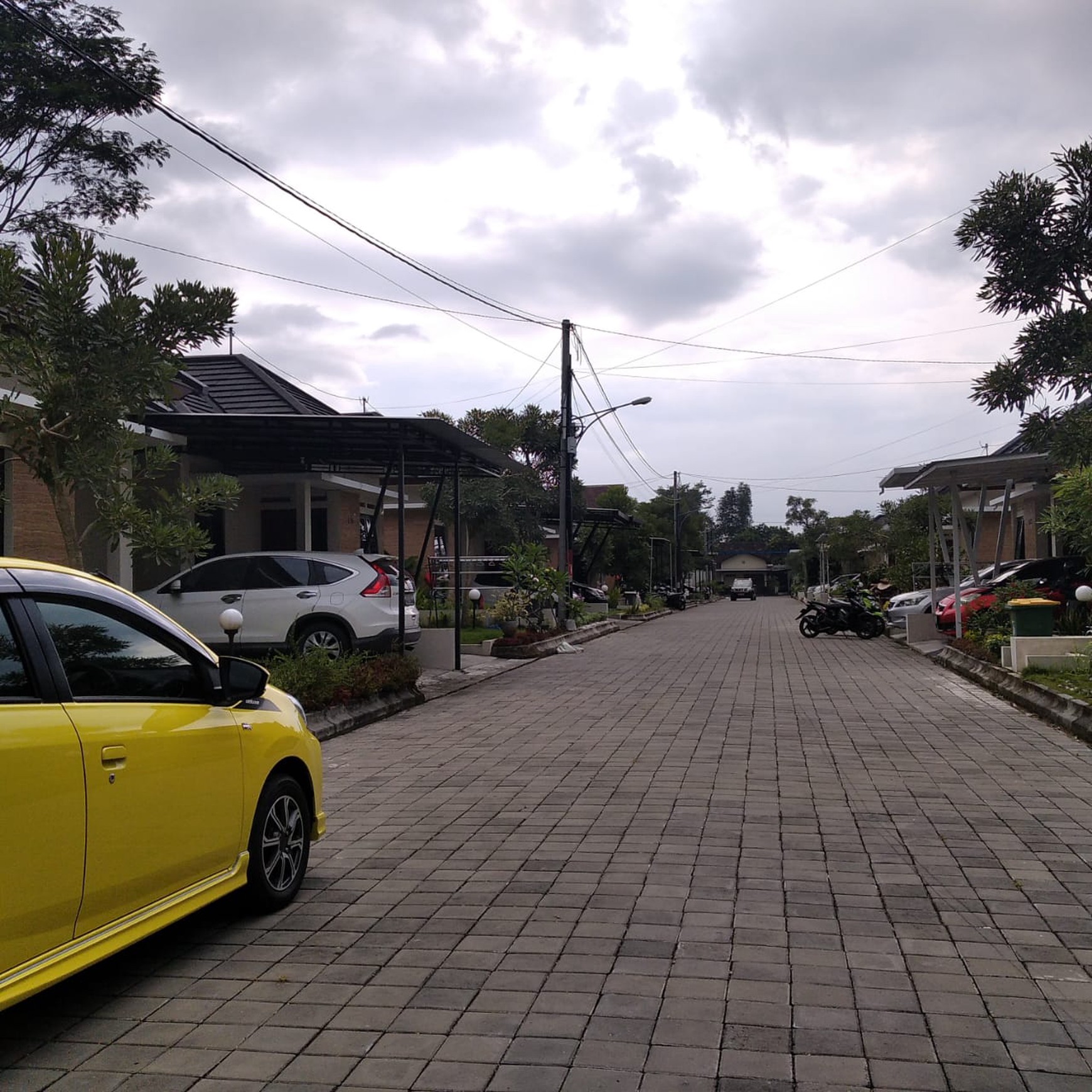 RUMAH CANTIK DENGAN DESAIN MINIMALIS, SIAP HUNI, DI PERUM ADARA CITRA, KALASAN, SLEMAN