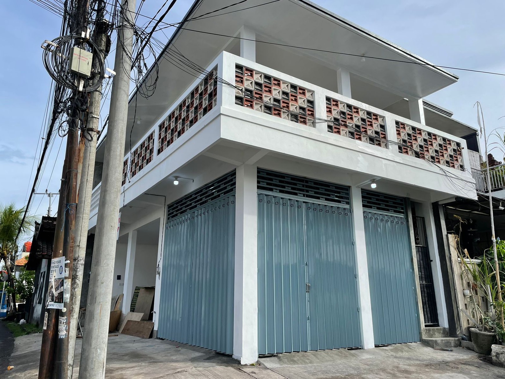 The new building of the shop in Semat Raya