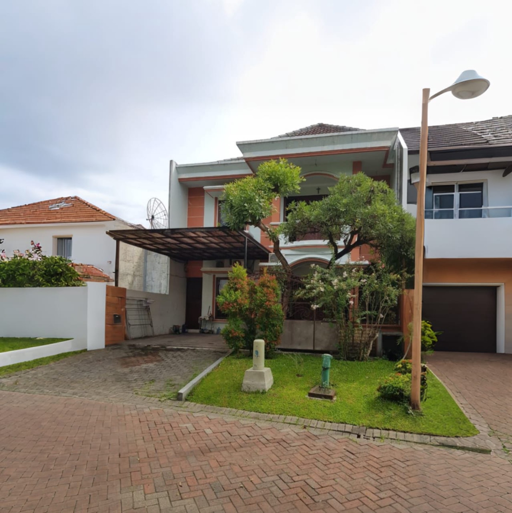 Rumah Mewah dan Murah di Graha Family, Surabaya