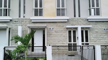 RUMAH 2 LANTAI Modern Taman Sepanjang Sidoarjo 