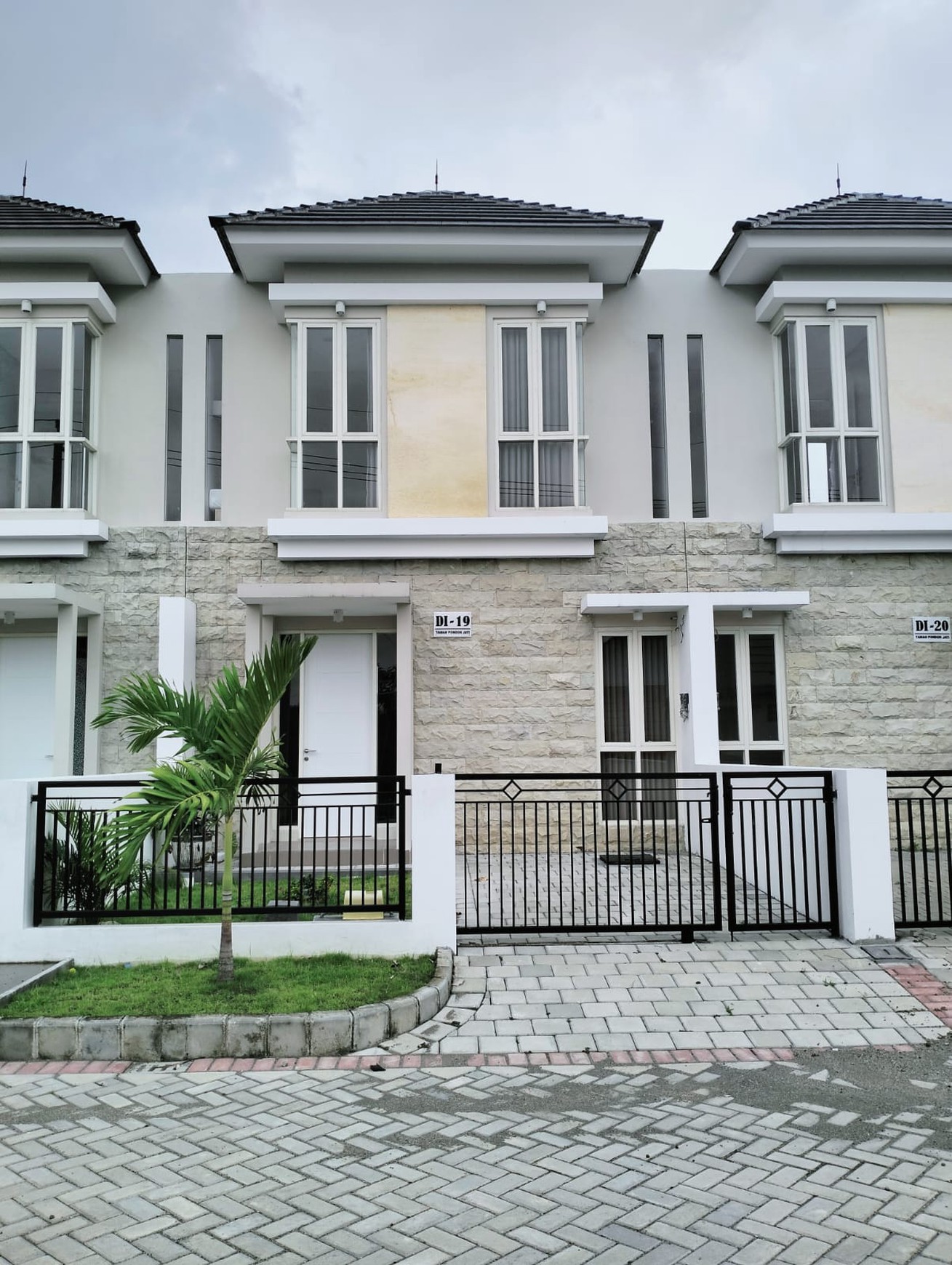 RUMAH 2 LANTAI Modern Taman Sepanjang Sidoarjo 