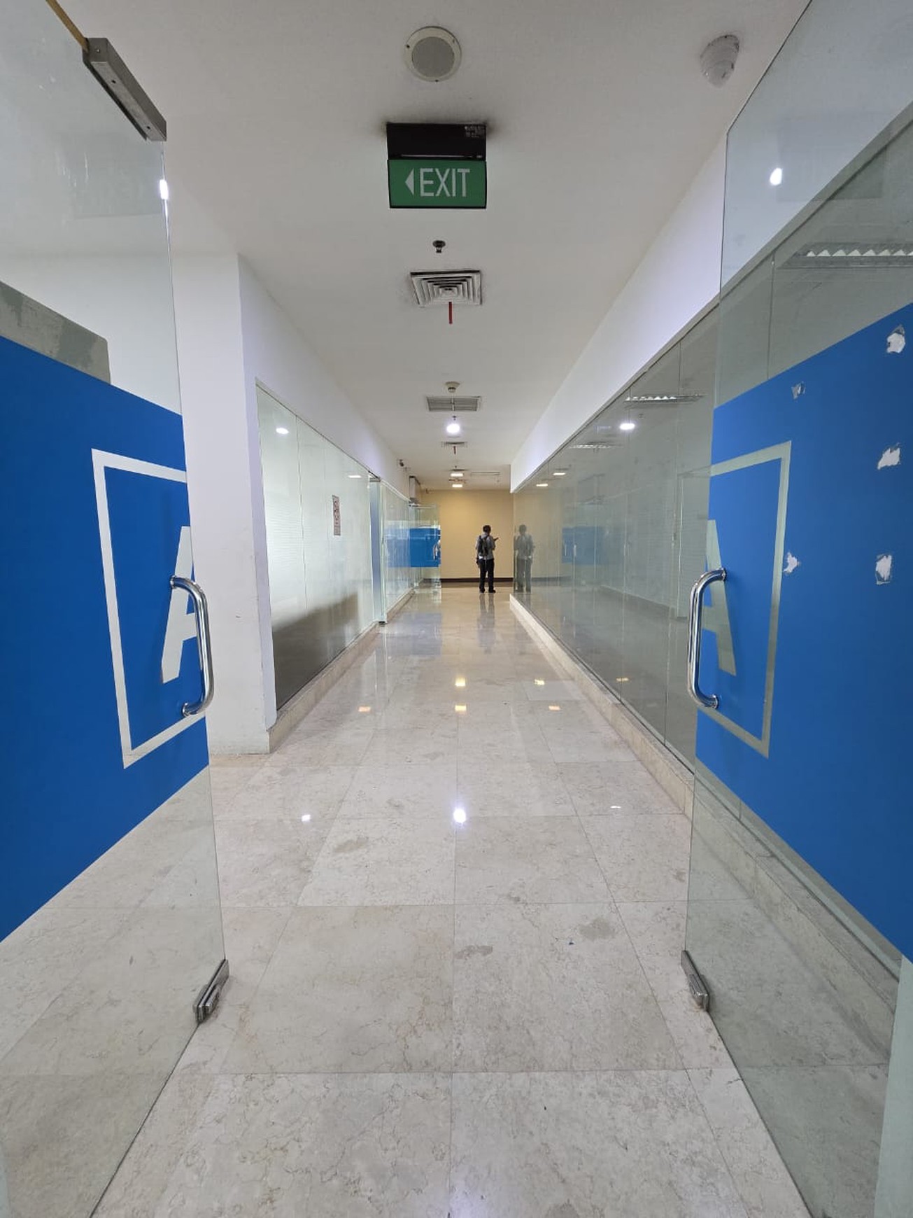 Ruang Kantor  ITC Kuningan Penthouse luas : 215 m2,  strategis, bebas ganjil genap, 5 menit ke LRT Rasuna Said