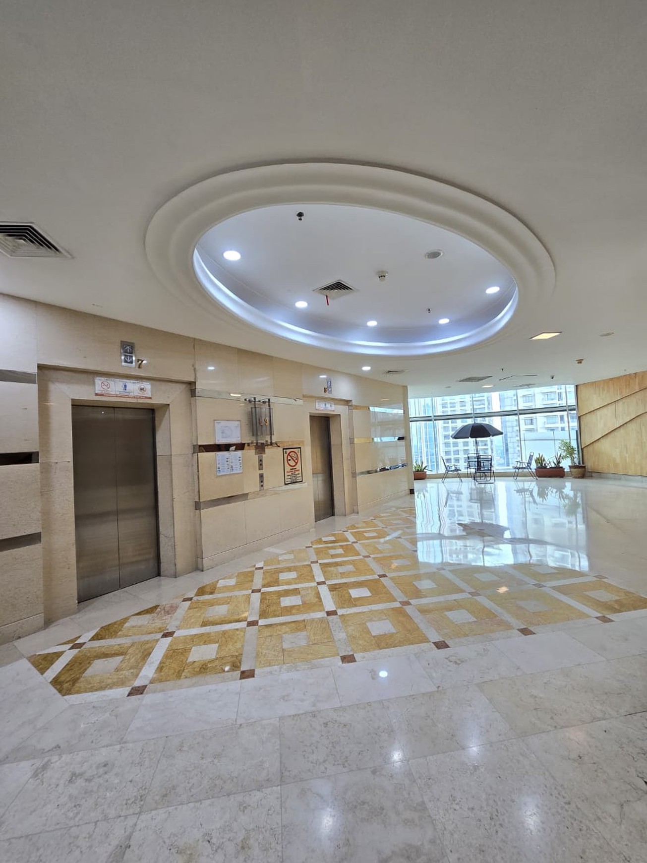 Kantor Eksklusif di Jantung Kuningan - 215 m&#xb2;, Lantai Penthouse, Akses Mudah ke LRT!