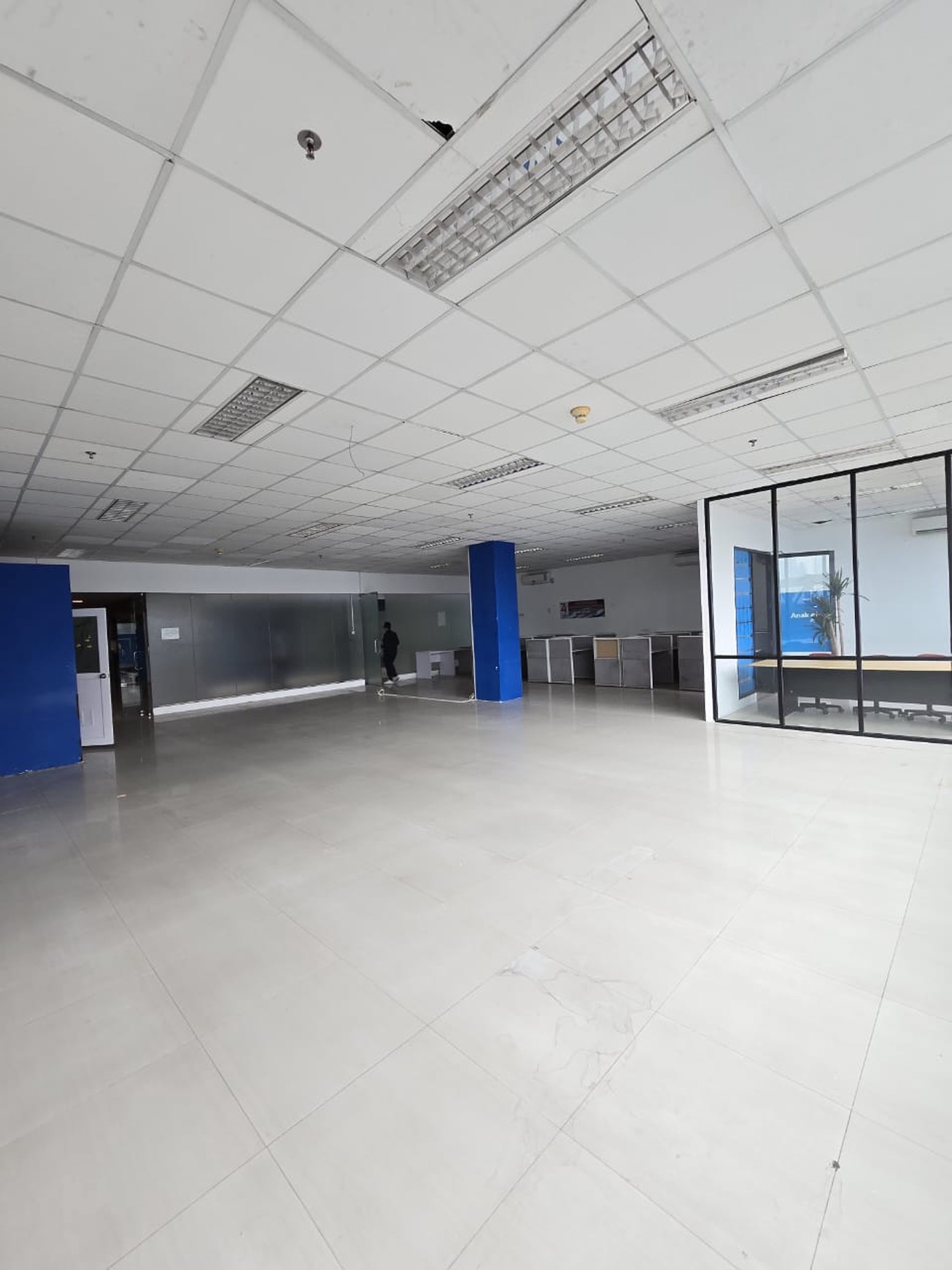 Kantor Eksklusif di Jantung Kuningan - 215 m&#xb2;, Lantai Penthouse, Akses Mudah ke LRT!