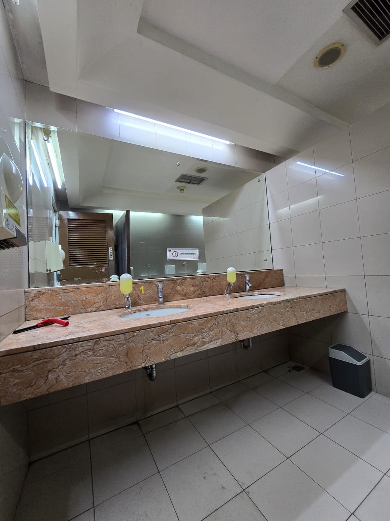 Kantor Eksklusif di Jantung Kuningan - 215 m&#xb2;, Lantai Penthouse, Akses Mudah ke LRT!