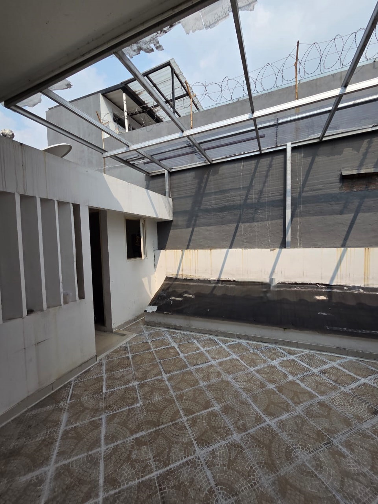 Rumah Mewah Siap Huni dengan Kolam Renang Pribadi di Bintaro Jaya