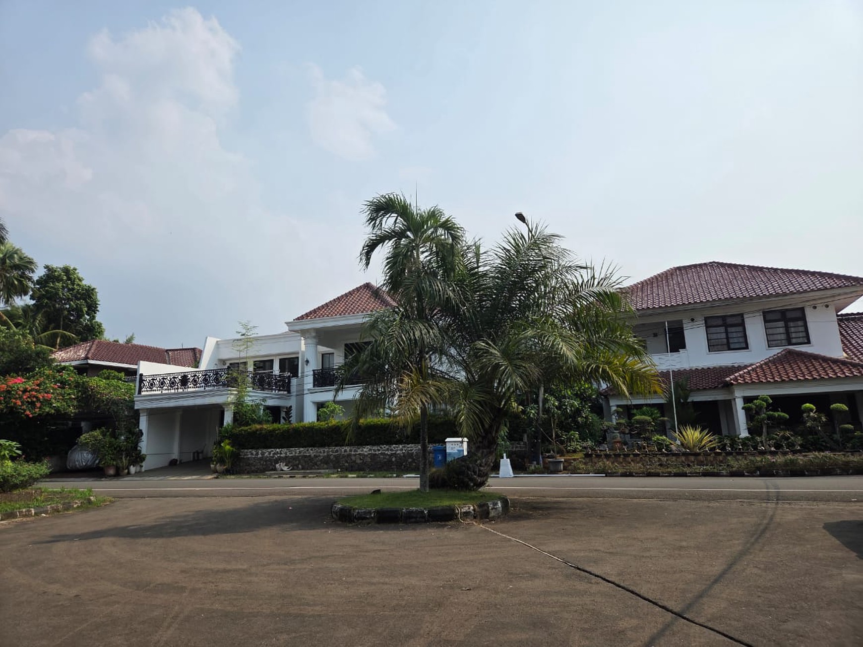 Rumah Mewah Siap Huni dengan Kolam Renang Pribadi di Bintaro Jaya