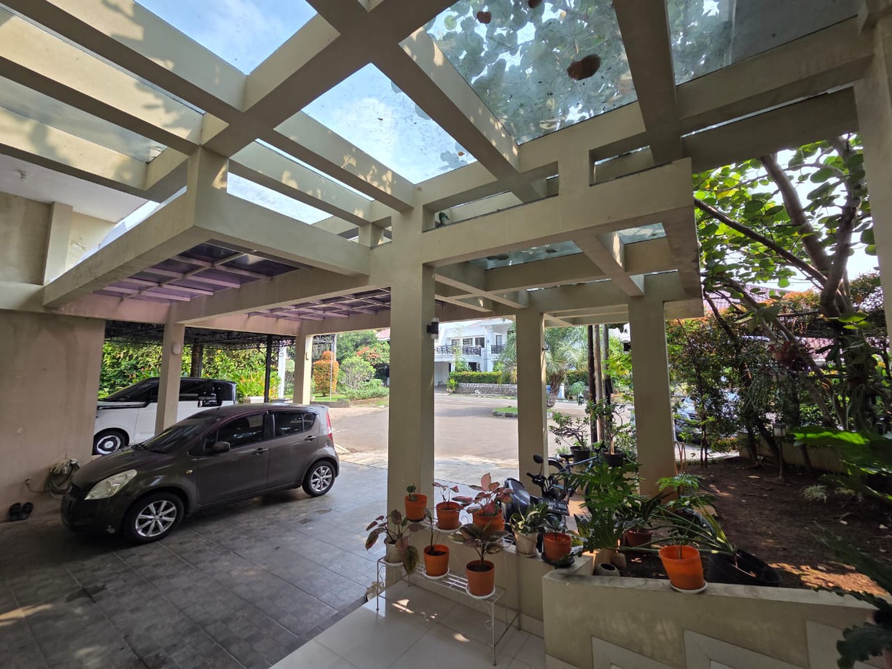 Rumah Mewah Siap Huni dengan Kolam Renang Pribadi di Bintaro Jaya