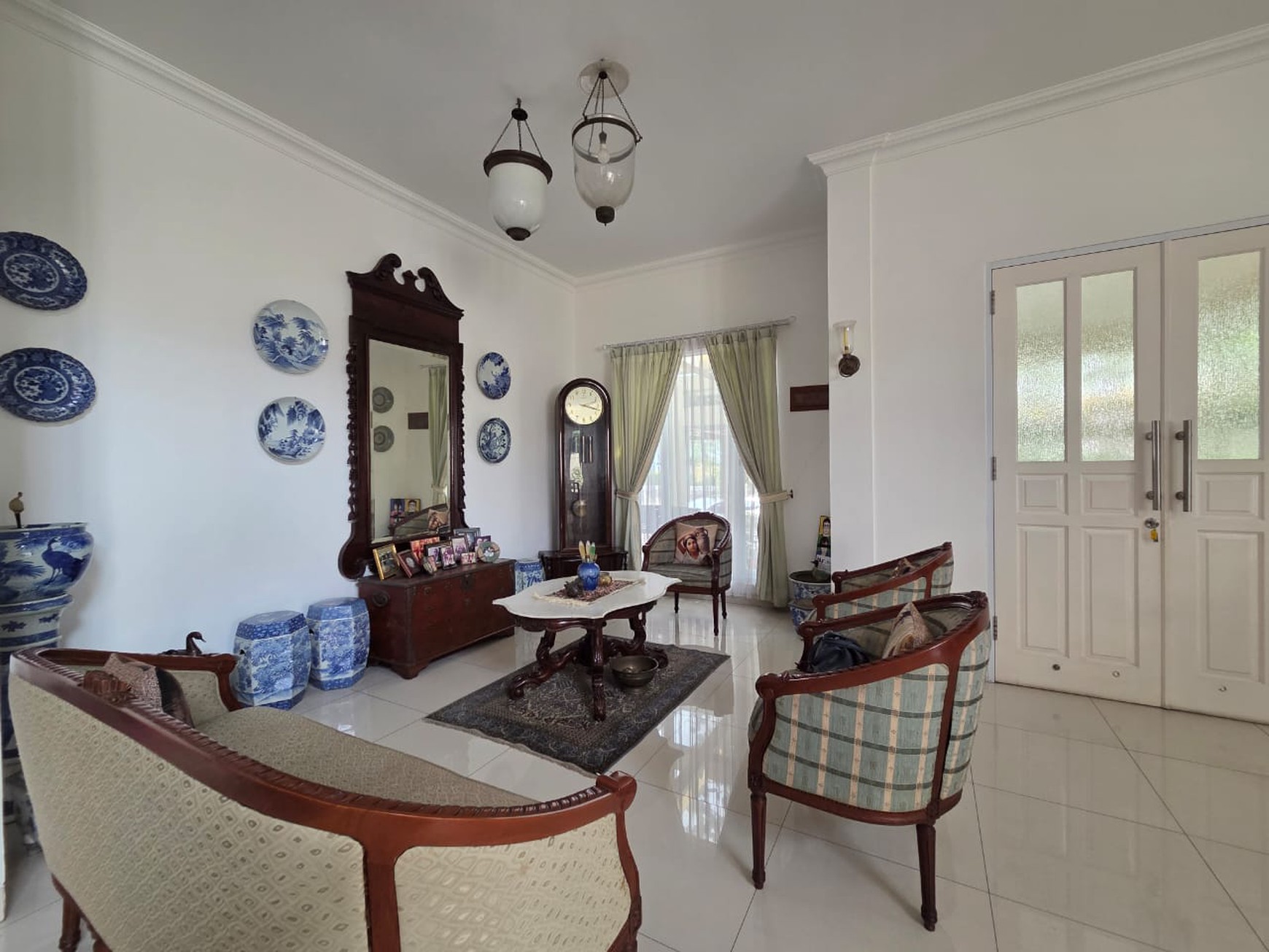 Rumah Mewah Siap Huni dengan Kolam Renang Pribadi di Bintaro Jaya