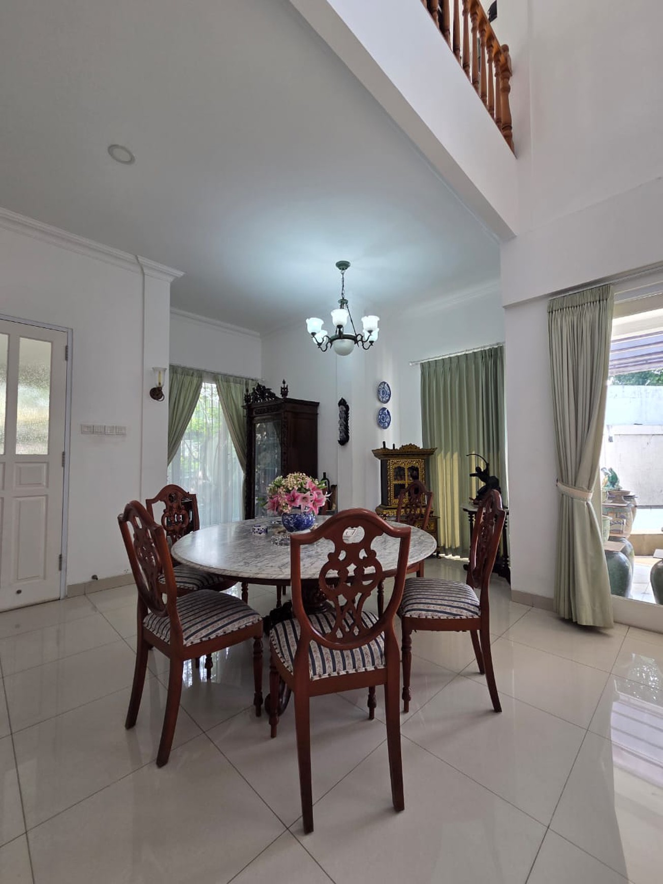 Rumah Mewah Siap Huni dengan Kolam Renang Pribadi di Bintaro Jaya