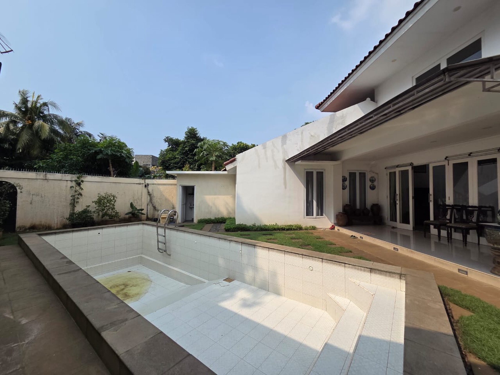 Rumah Mewah Siap Huni dengan Kolam Renang Pribadi di Bintaro Jaya