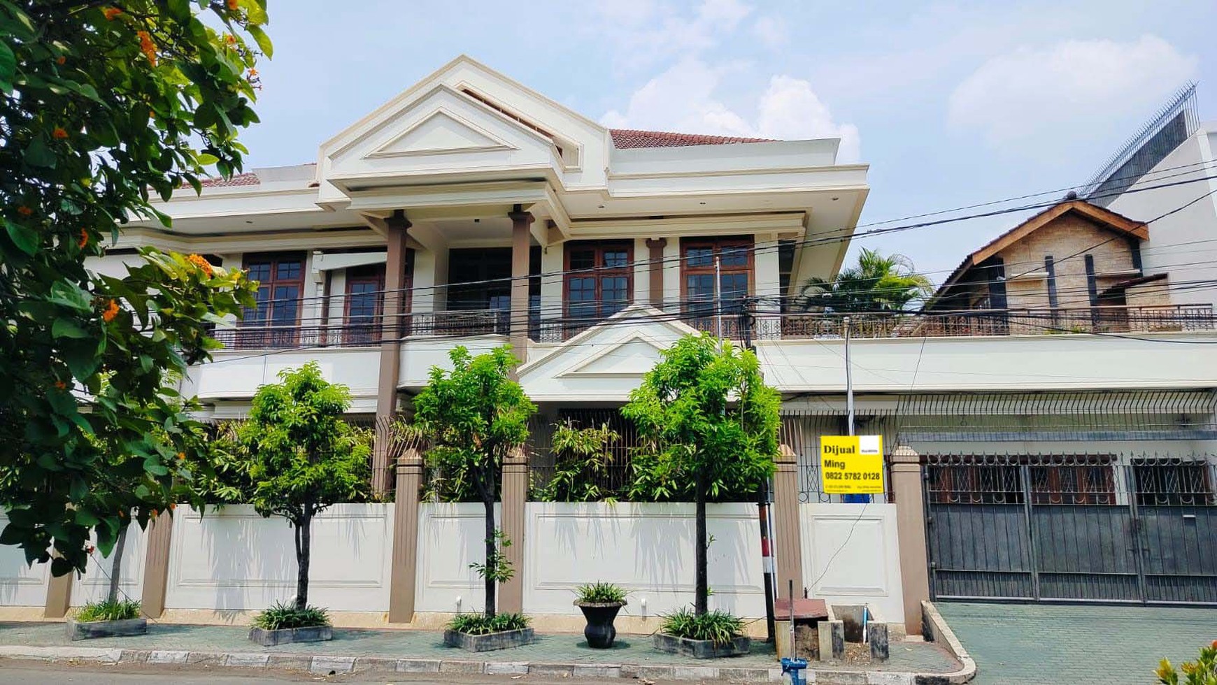 Rumah di Raya Nginden Intan Surabaya Timur, 2 Lantai, Strategis, bisa untuk rumah tinggal / kantor - MG -