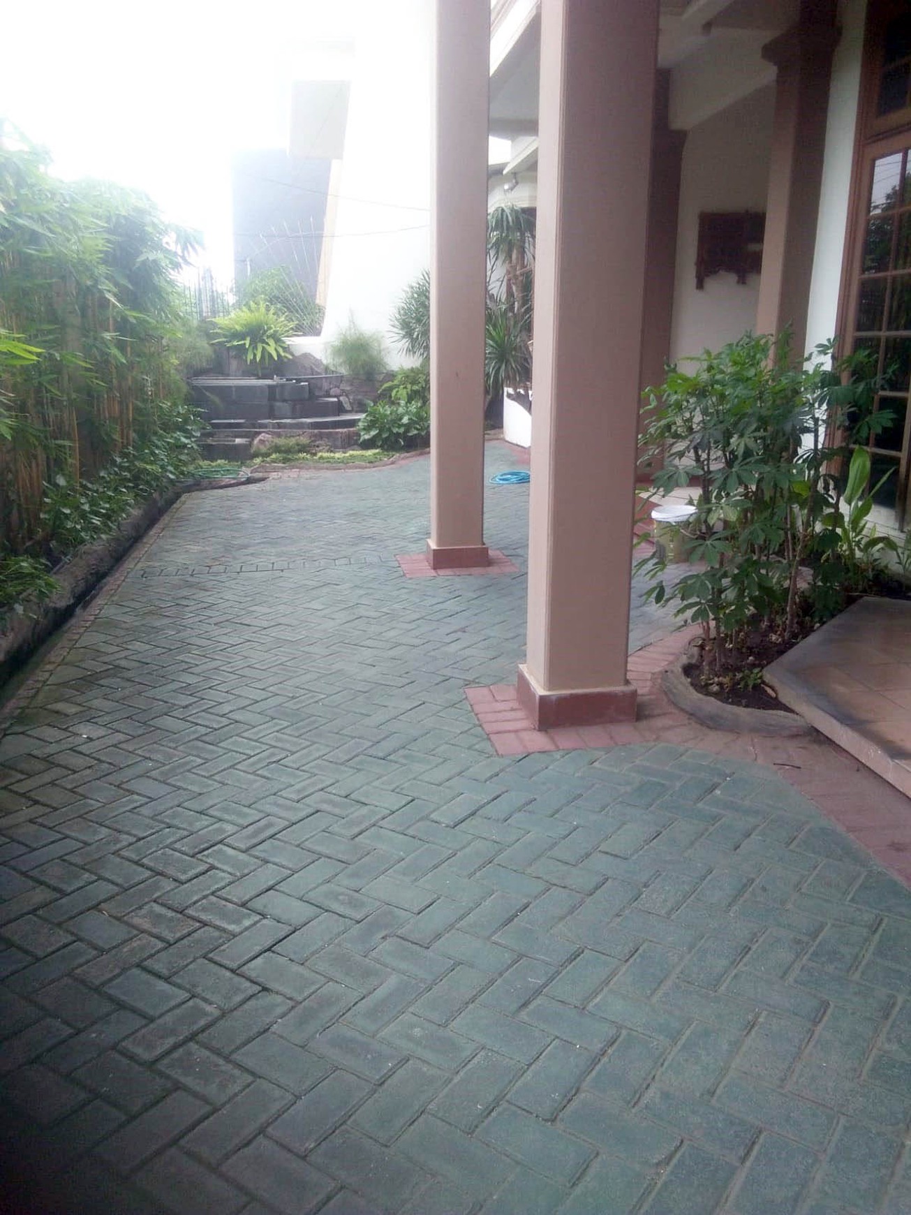 Rumah di Raya Nginden Intan Surabaya Timur, 2 Lantai, Strategis, bisa untuk rumah tinggal / kantor - MG -