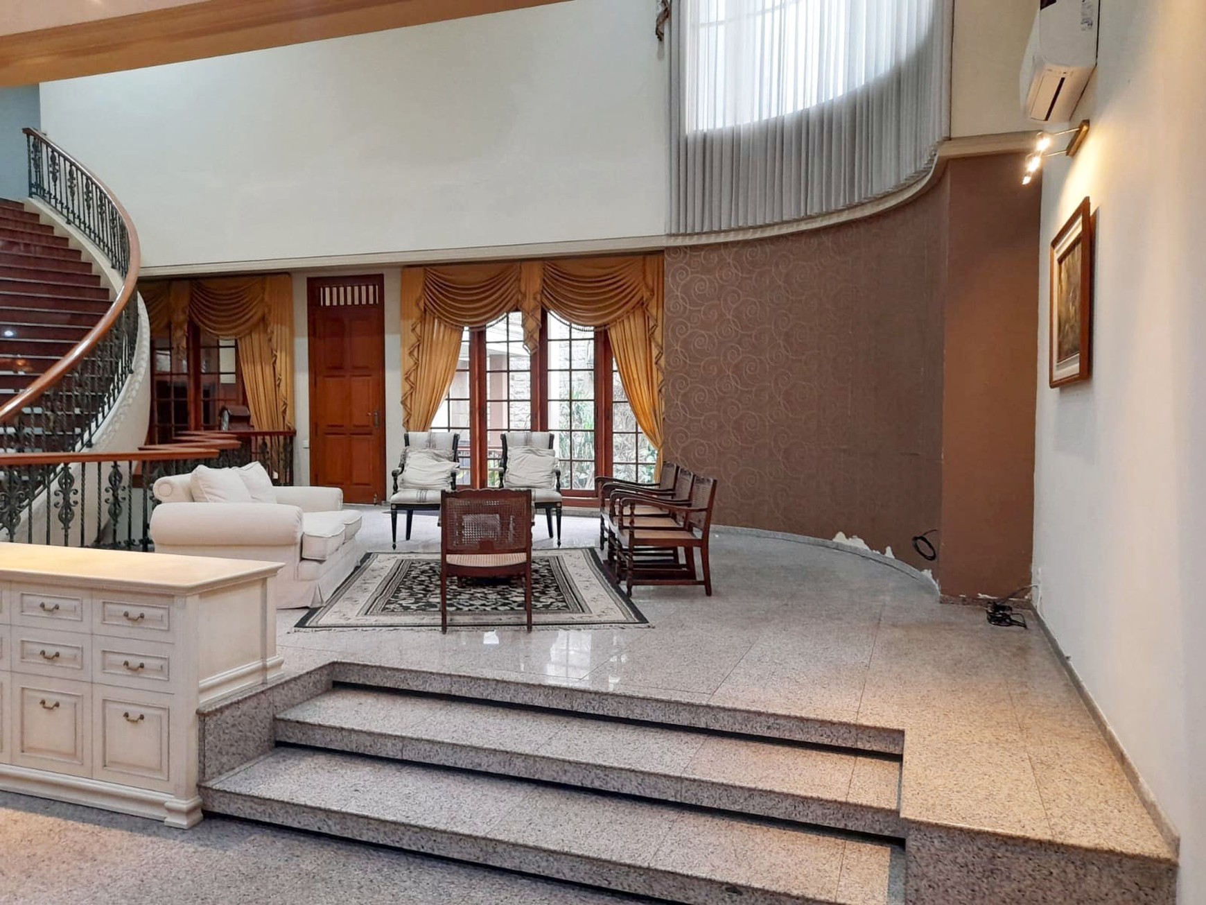 Rumah di Raya Nginden Intan Surabaya Timur, 2 Lantai, Strategis, bisa untuk rumah tinggal / kantor - MG -