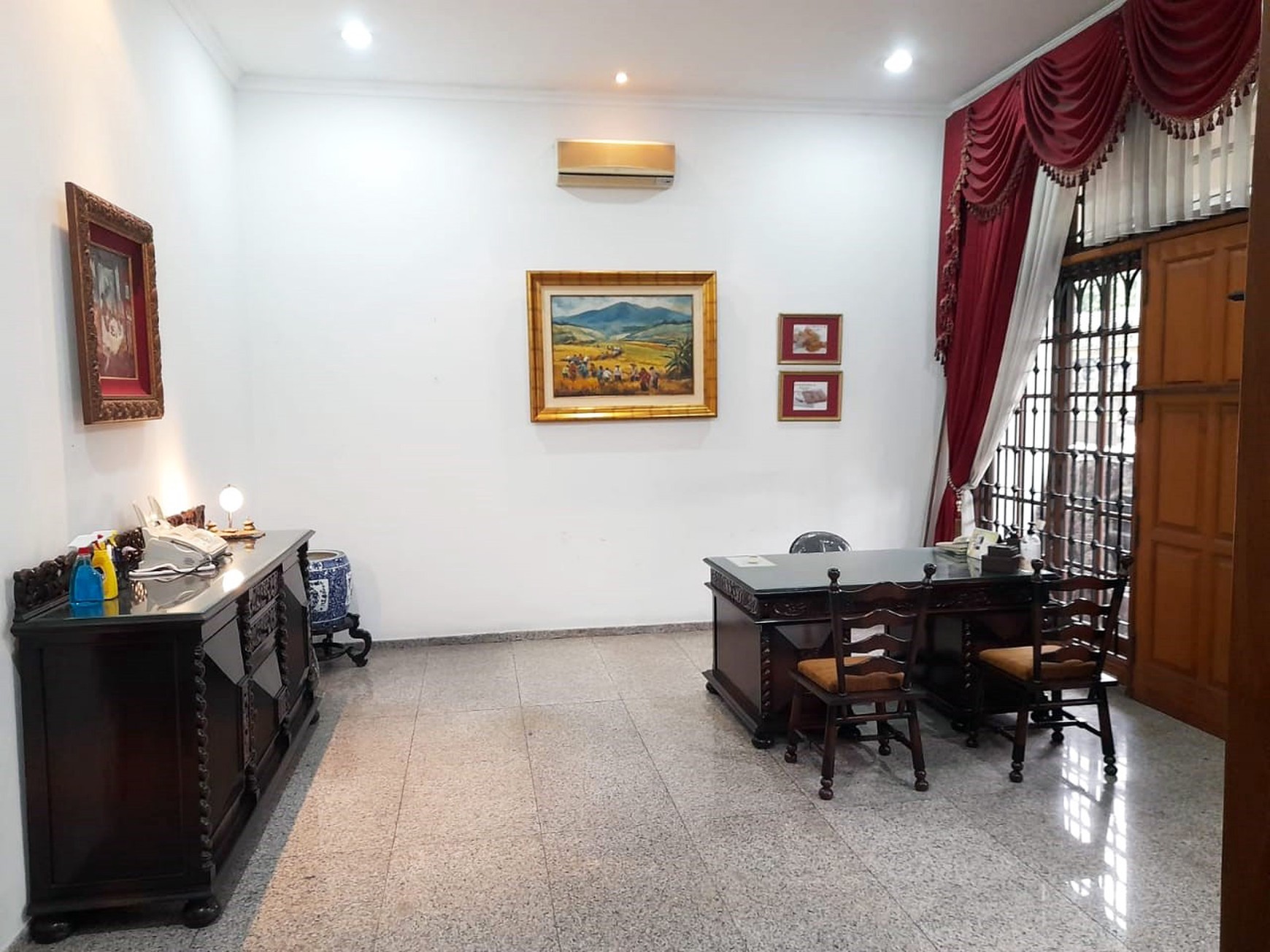 Rumah di Raya Nginden Intan Surabaya Timur, 2 Lantai, Strategis, bisa untuk rumah tinggal / kantor - MG -