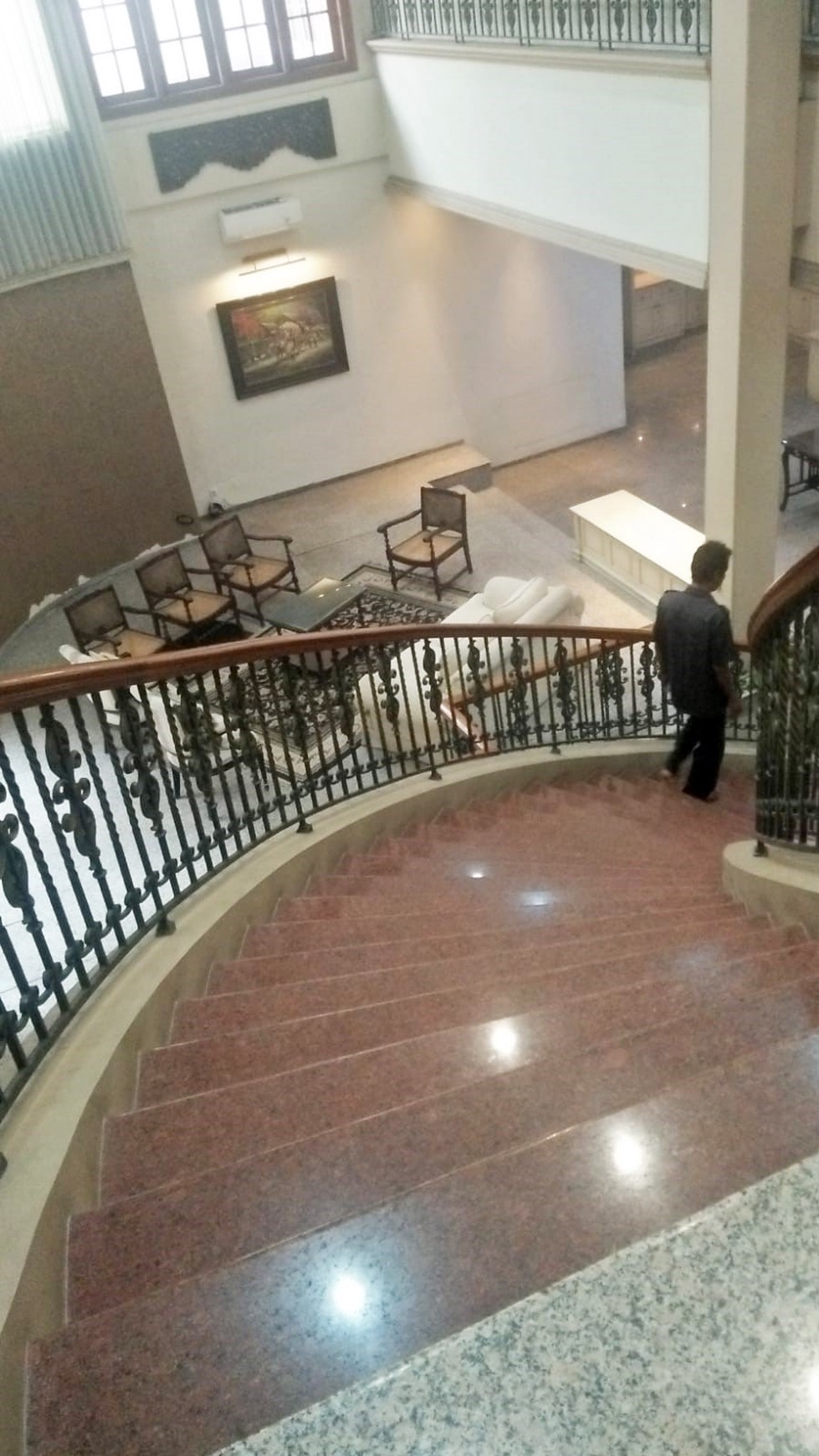 Rumah di Raya Nginden Intan Surabaya Timur, 2 Lantai, Strategis, bisa untuk rumah tinggal / kantor - MG -