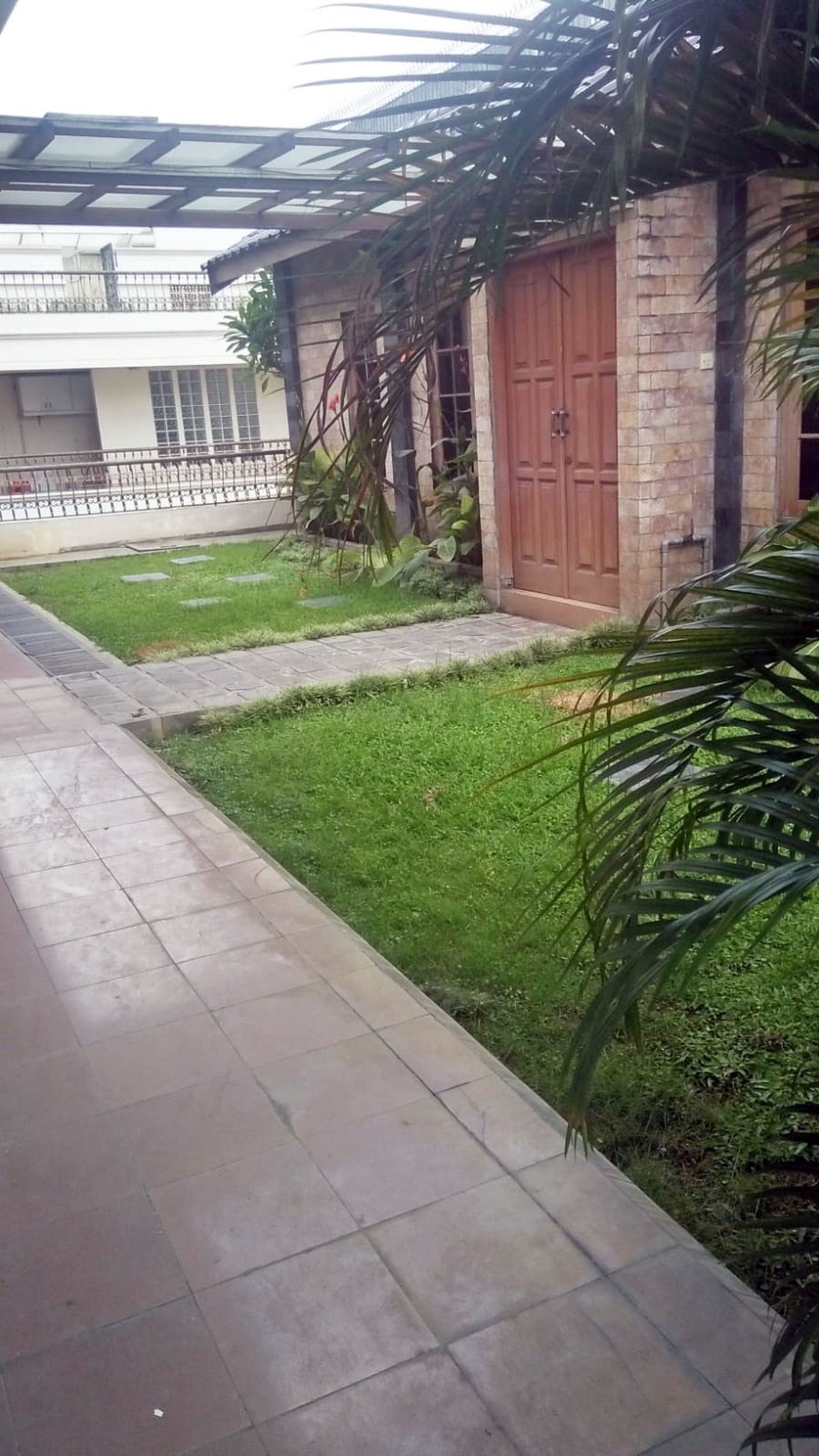 Rumah di Raya Nginden Intan Surabaya Timur, 2 Lantai, Strategis, bisa untuk rumah tinggal / kantor - MG -
