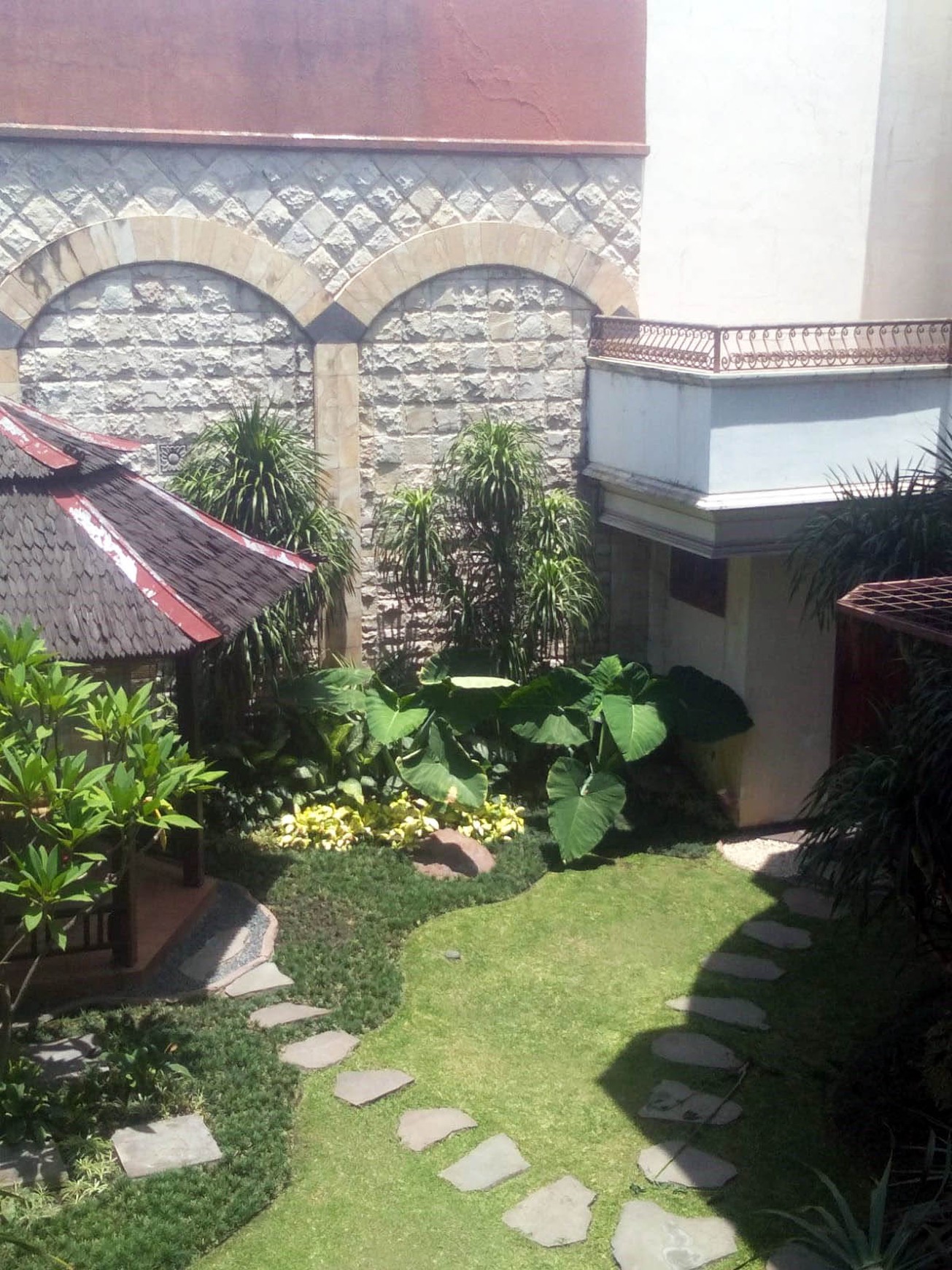 Rumah di Raya Nginden Intan Surabaya Timur, 2 Lantai, Strategis, bisa untuk rumah tinggal / kantor - MG -