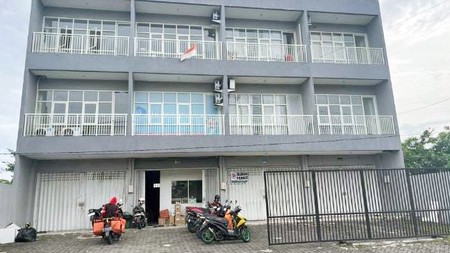 Ruko di Raya Dian Istana Surabaya Barat, 3 Lantai, Baru, Hadap Utara... DISEWAKAN JUGA !!!
